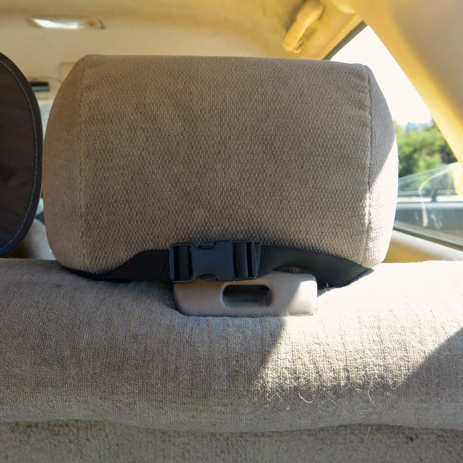 Step 5: Wrap straps around both sides of the corresponding backseat headrest, make sure the nylon straps do not twist. Secure straps by connecting the plastic clasp.