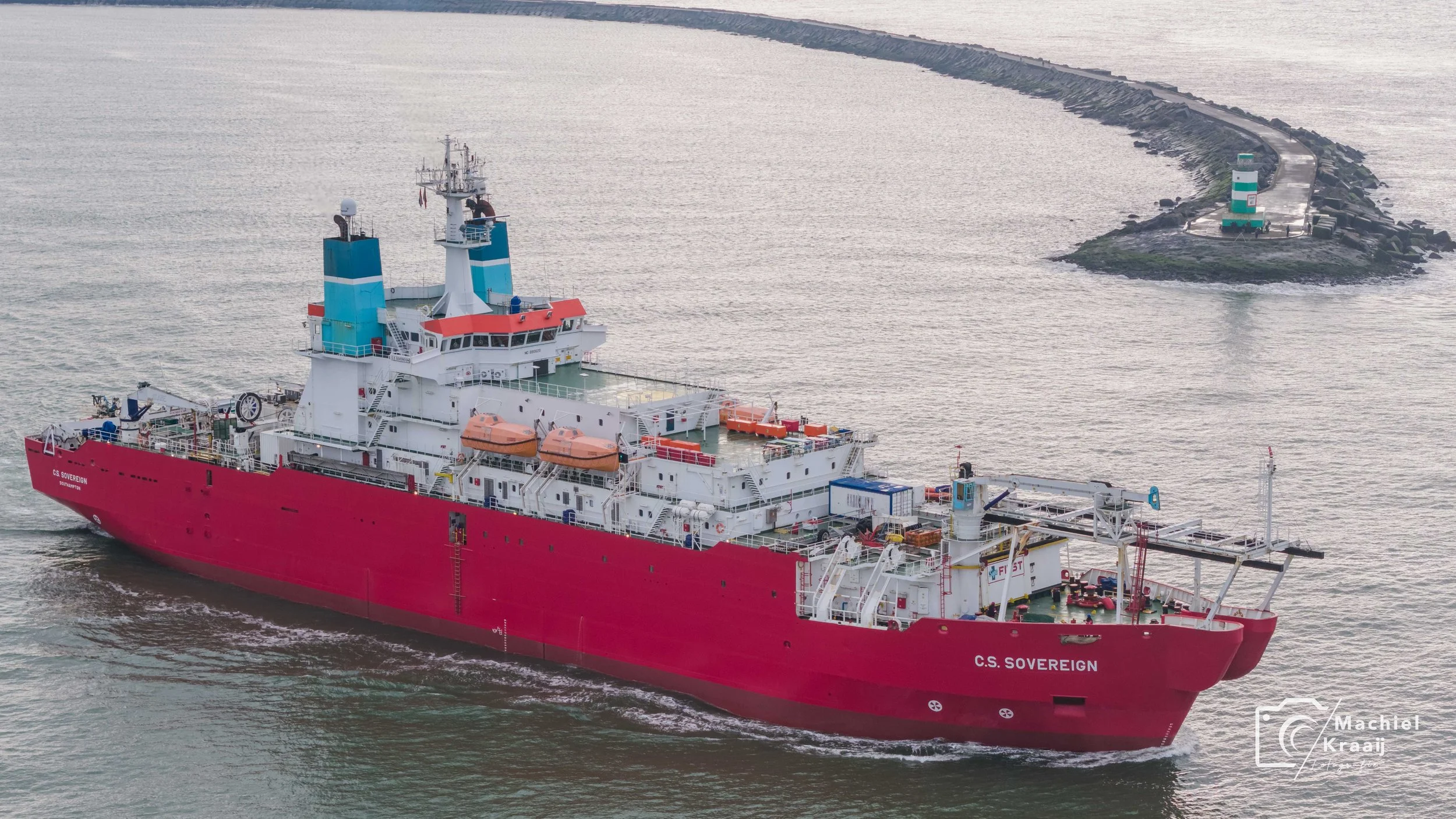 CS Sovereign tussen de pieren