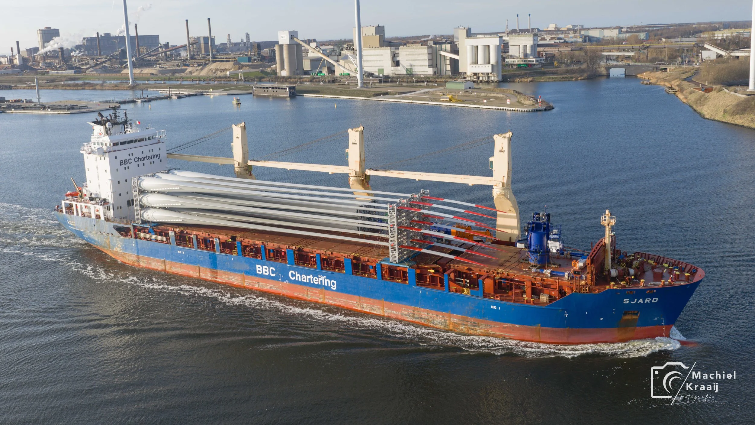 Ship Sjard met turbinebladen richting Amsterdam komend uit de Zeesluis. 17-03-2026
