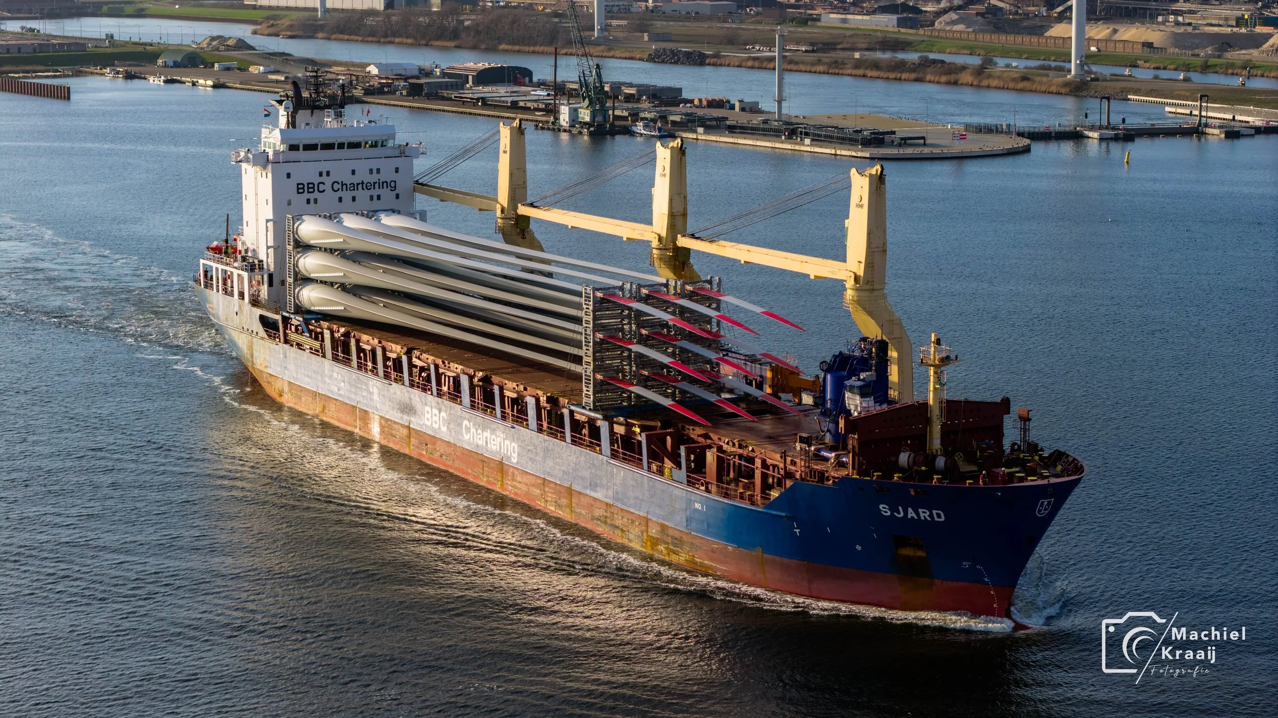 Ship Sjard met turbinebladen richting Amsterdam komend uit de Zeesluis. 17-03-2026