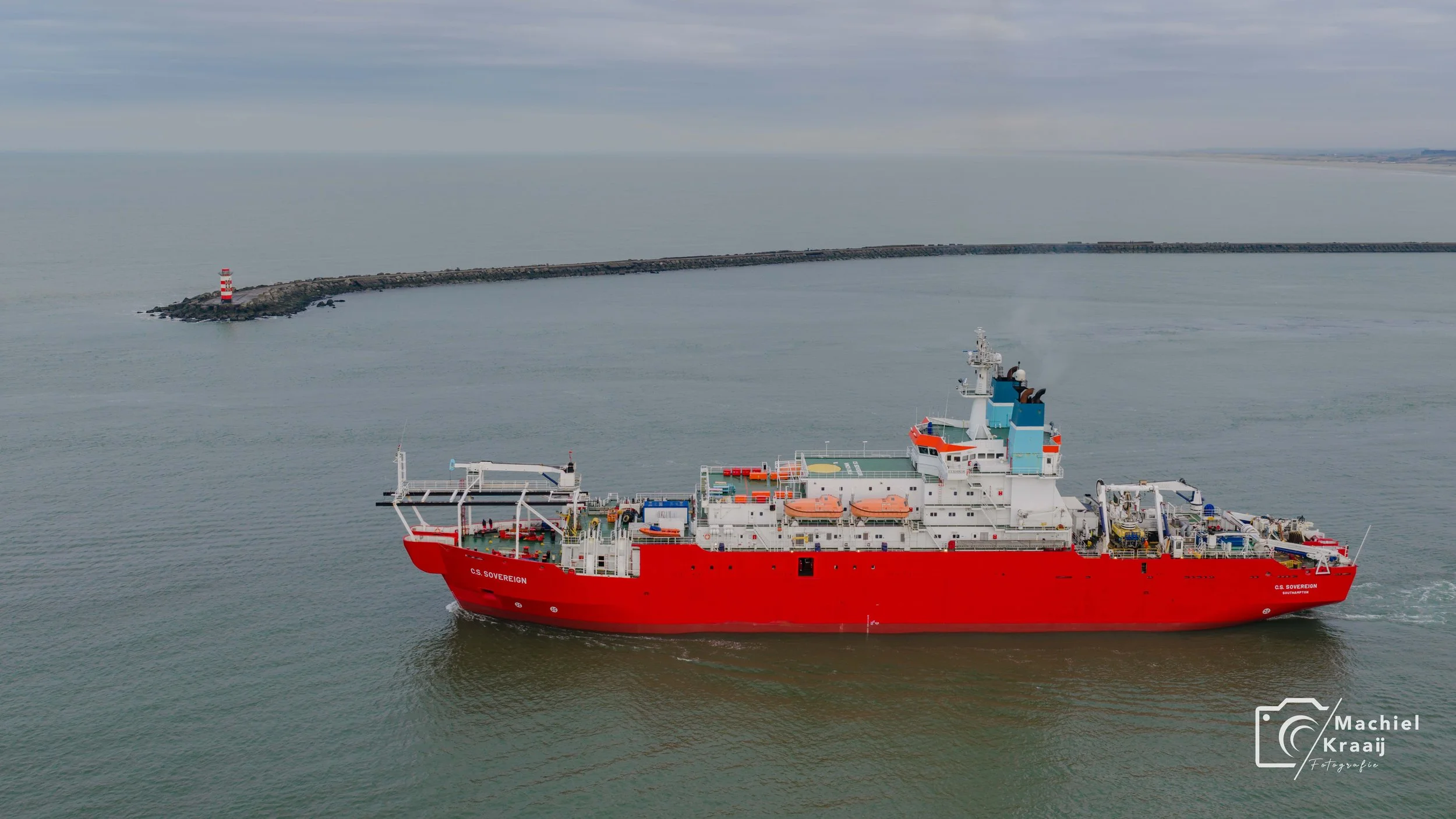 CS Sovereign tussen de pieren