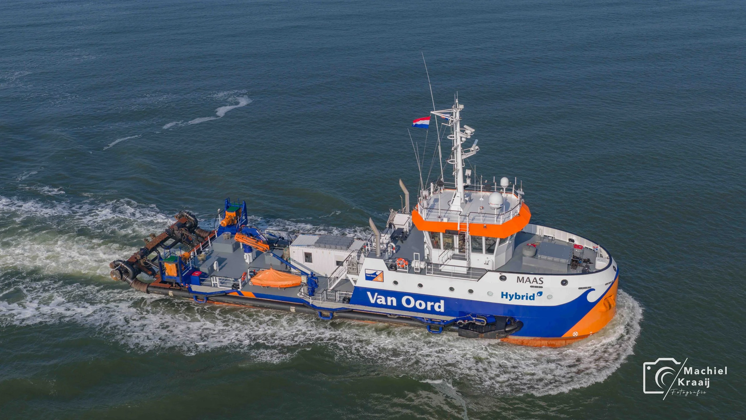 De Maas van Van Oord tussen de pieren 04-03-2026.
