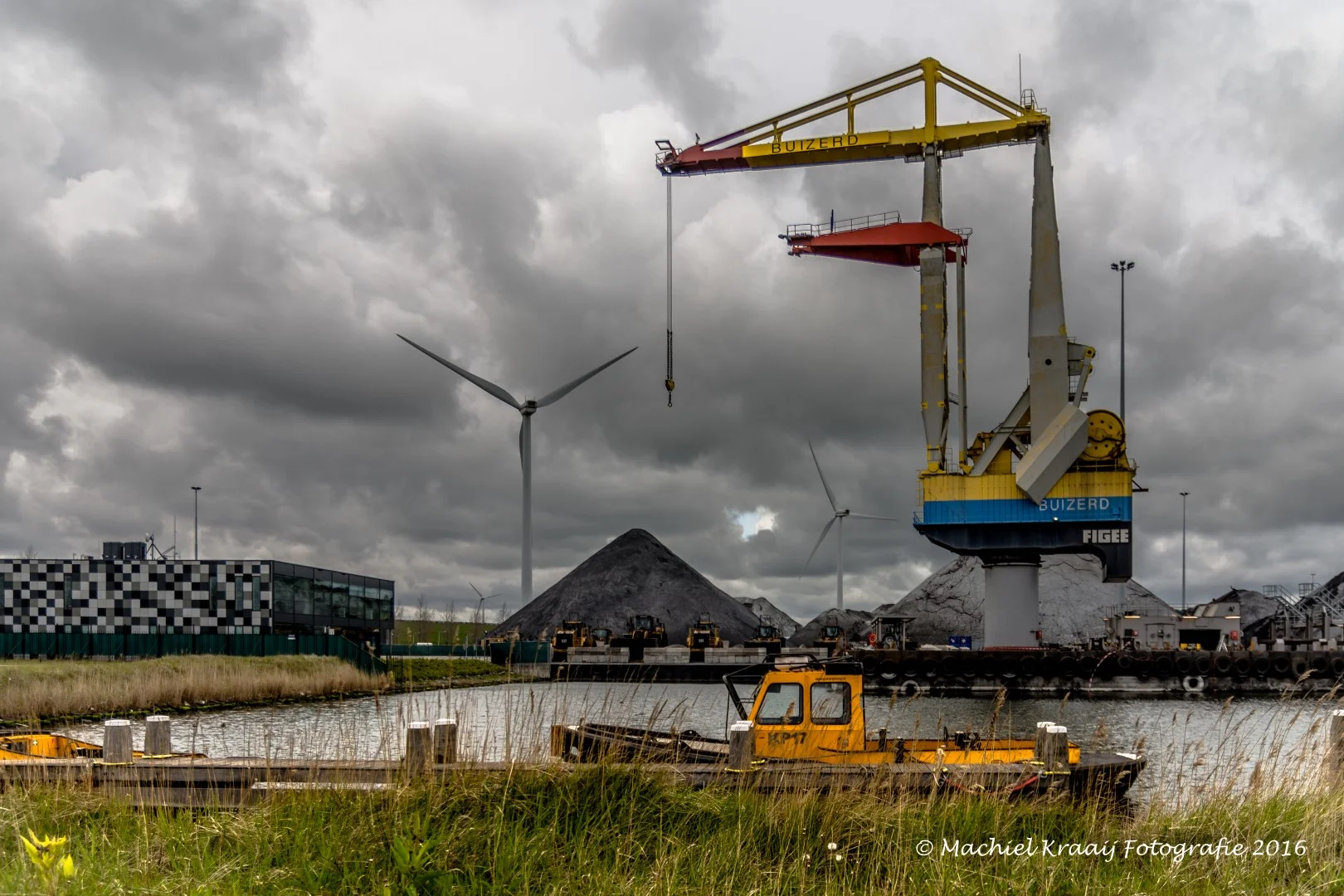 Rietlanden in Amsterdam, met op de voorgrond een boot van de Koperen ploeg