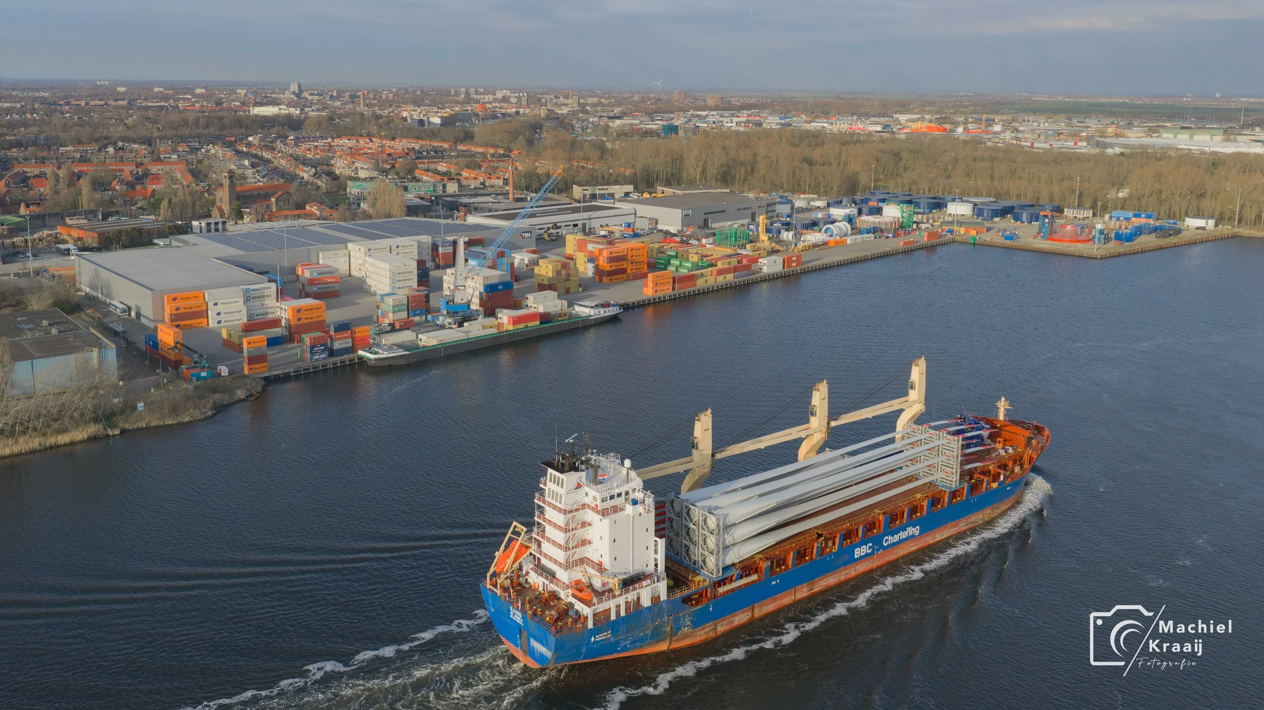 Ship Sjard met turbinebladen richting Amsterdam komend uit de Zeesluis. 17-03-2026