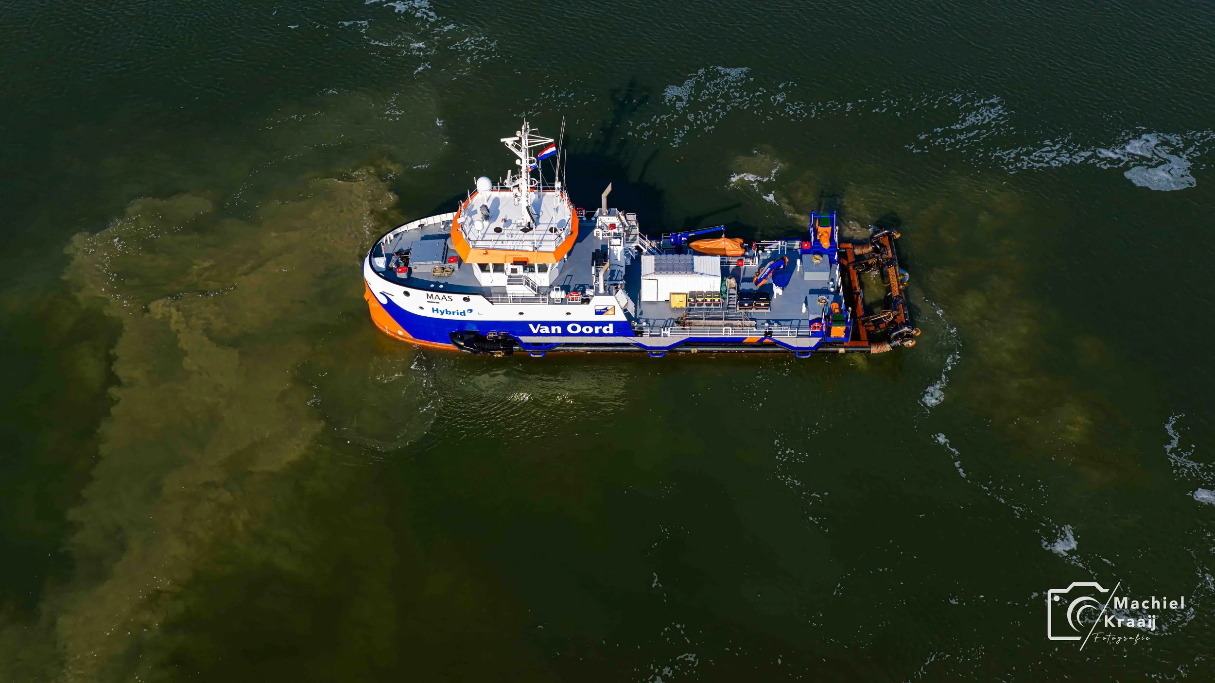 De Maas van Van Oord tussen de pieren 04-03-2026.