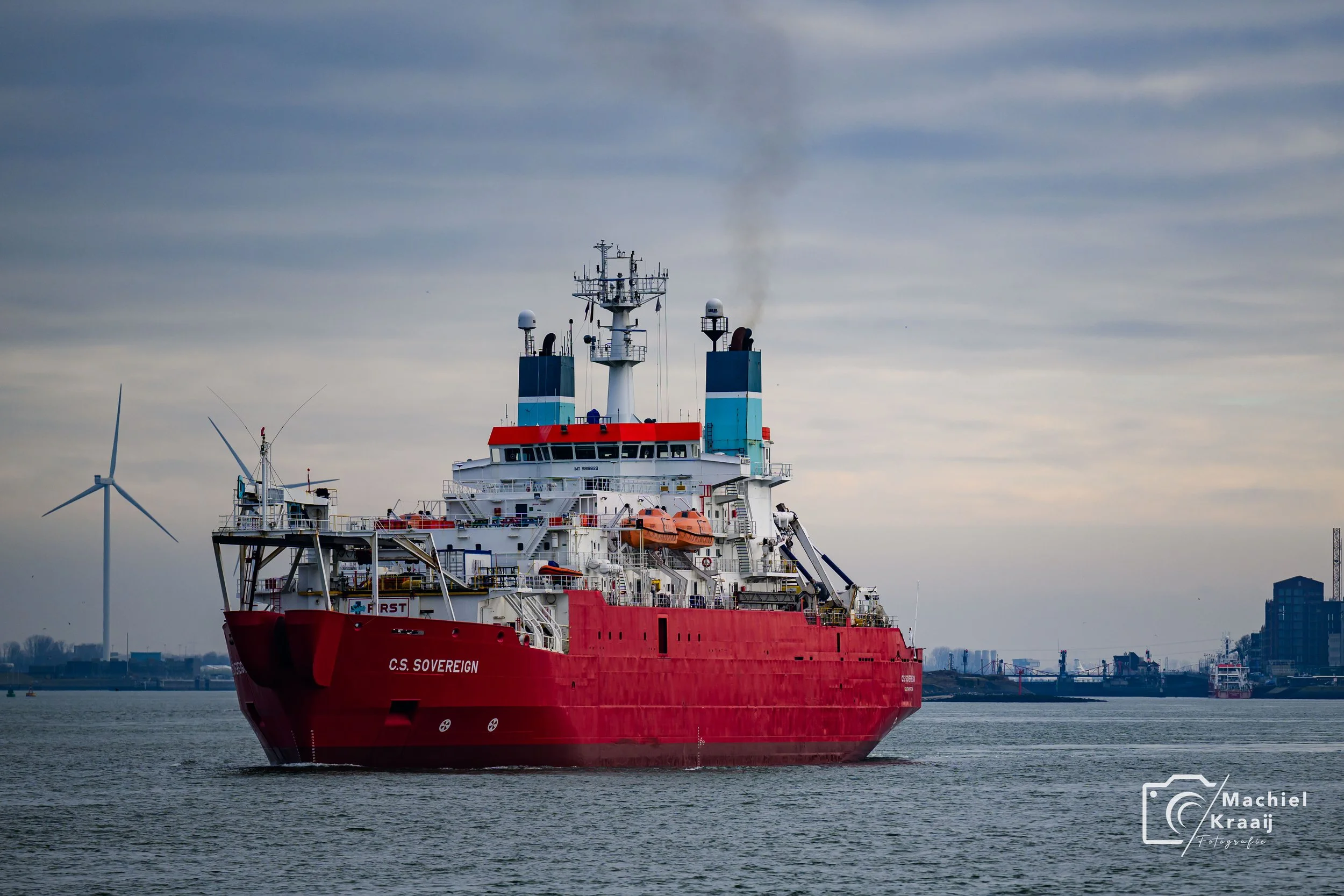 CS Sovereign tussen de pieren