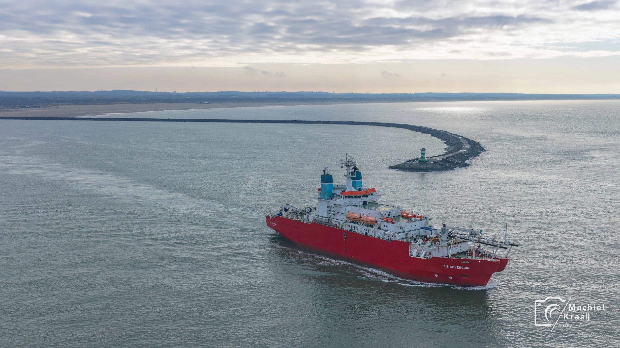 CS Sovereign tussen de pieren