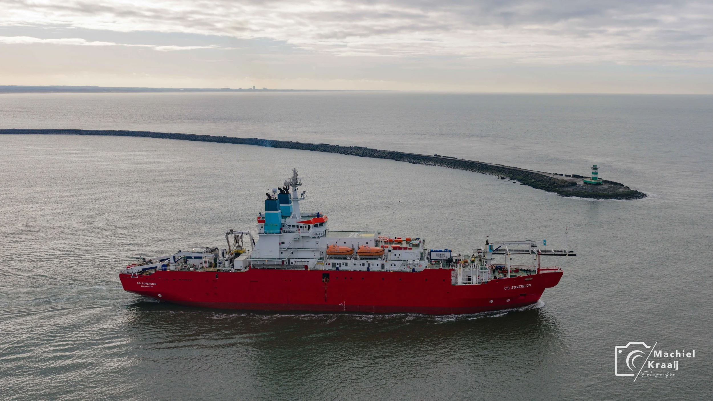 CS Sovereign tussen de pieren