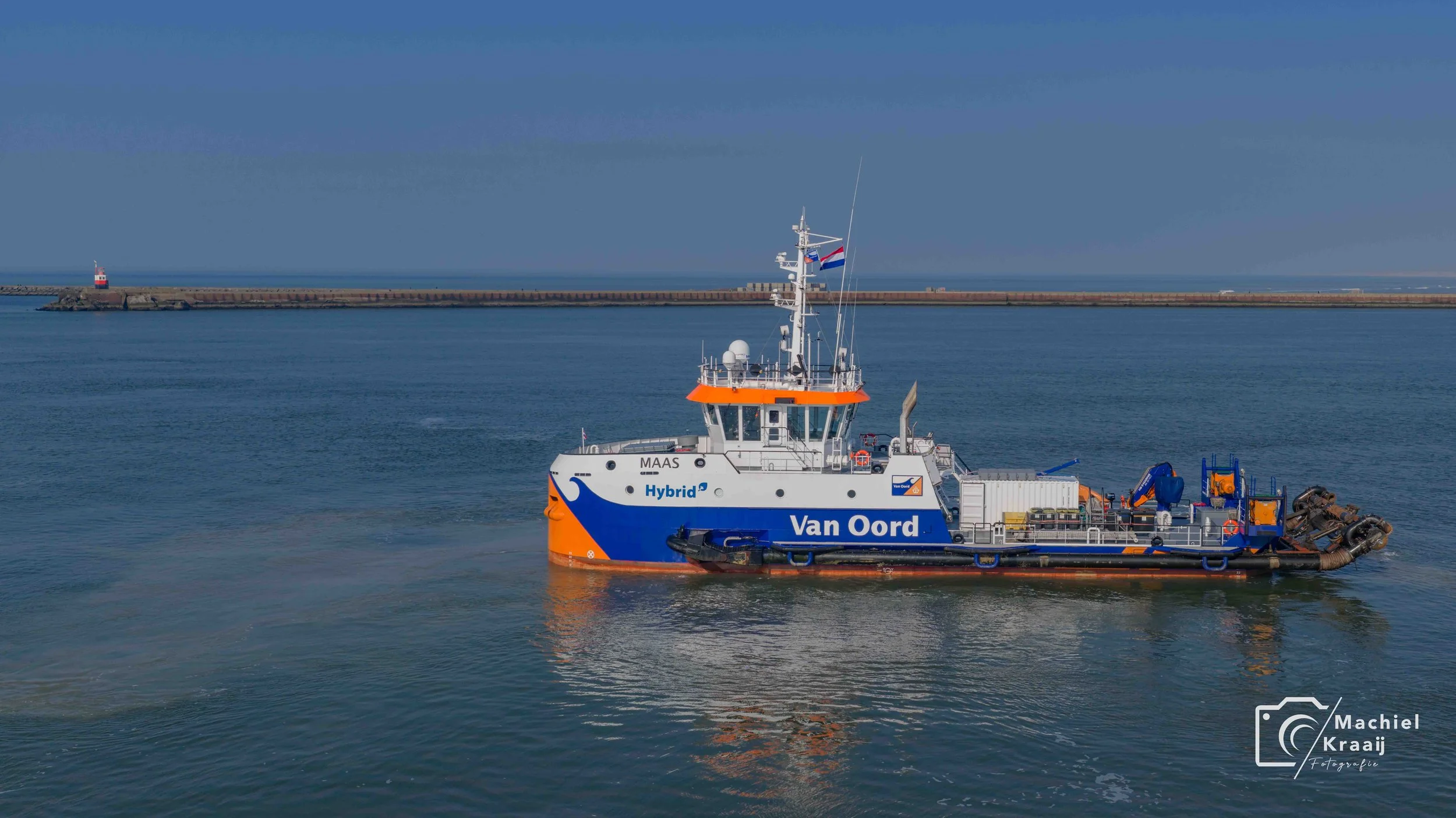 De Maas van Van Oord tussen de pieren 04-03-2026.