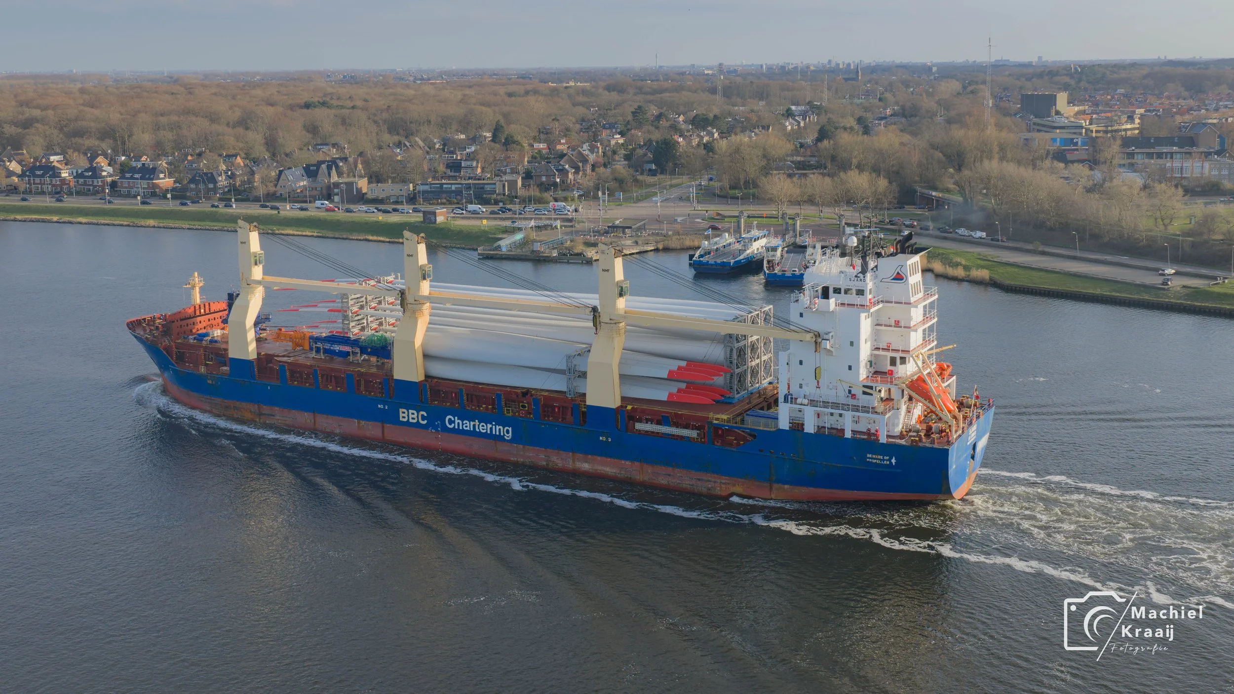 Ship Sjard met turbinebladen richting Amsterdam komend uit de Zeesluis. 17-03-2026
