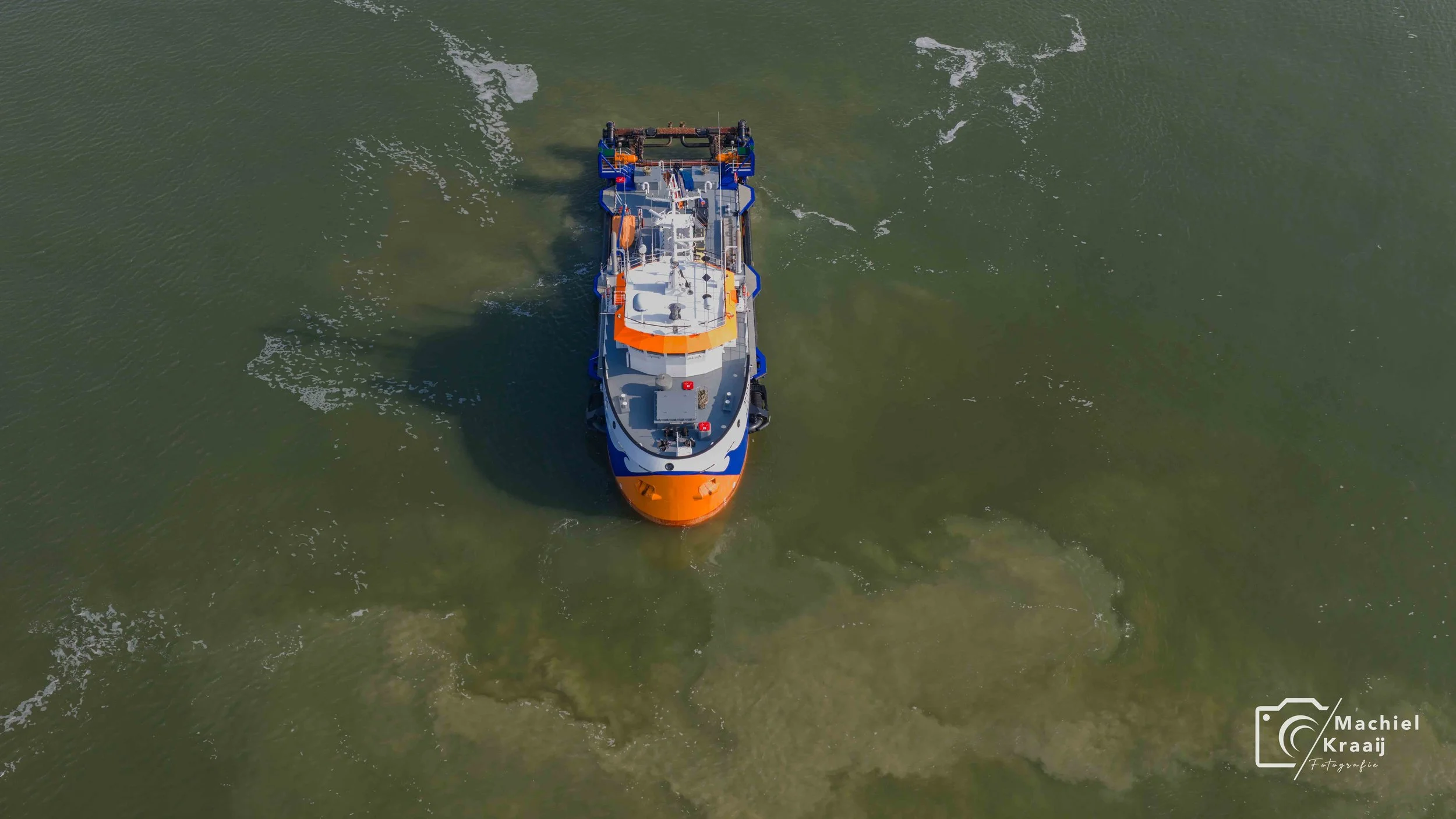 De Maas van Van Oord tussen de pieren 04-03-2026.