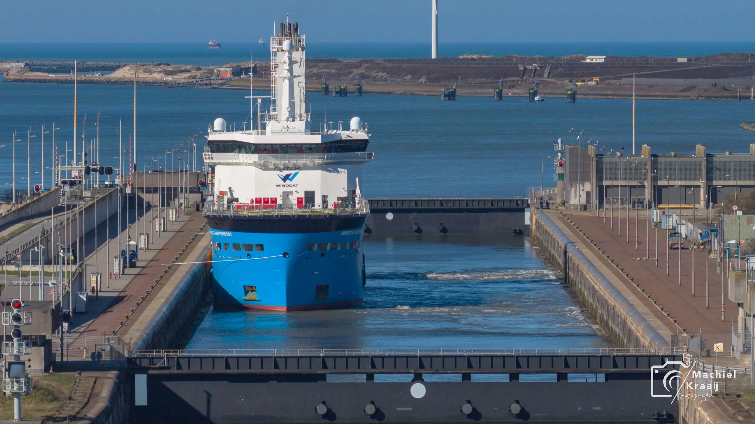 Windcat Amsterdam vanuit IJmuiden door de Noordersluis naar Amsterdam 18-03-2026