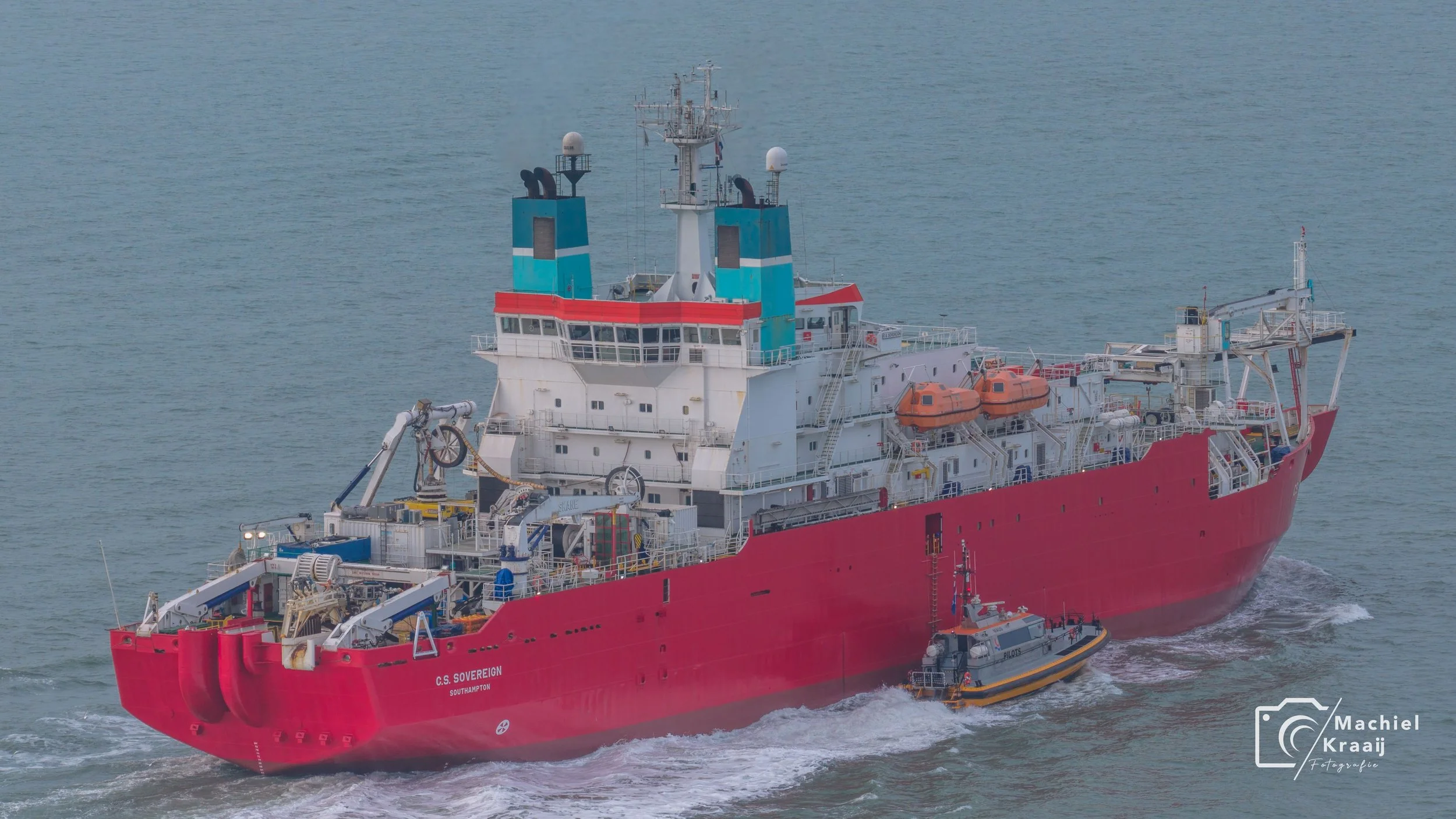 CS Sovereign tussen de pieren