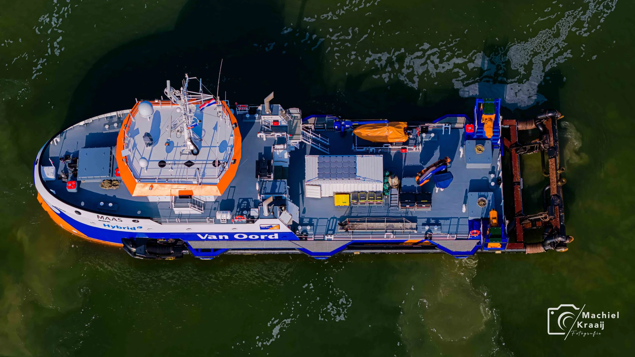 De Maas van Van Oord tussen de pieren 04-03-2026.