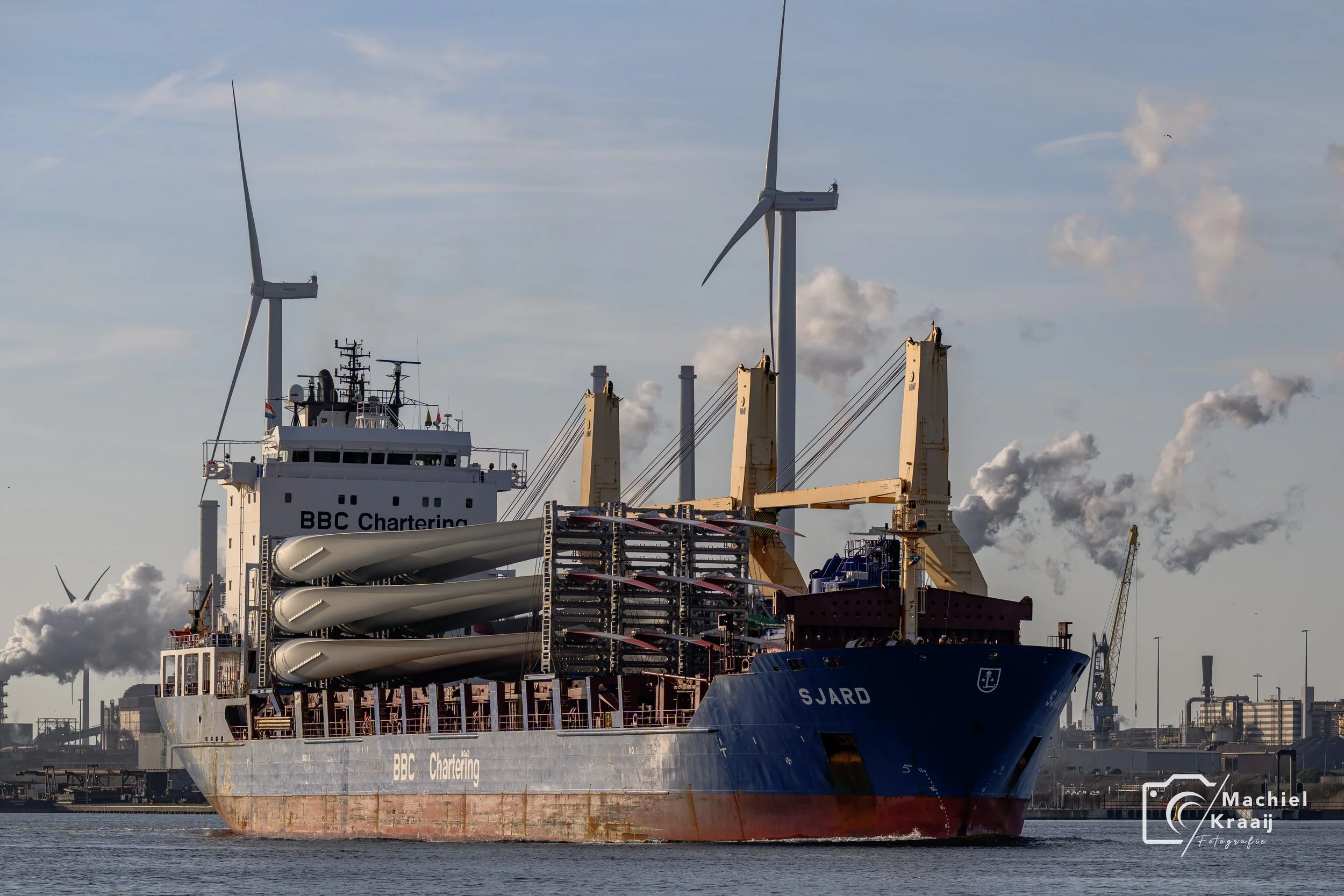 Ship Sjard met turbinebladen richting Amsterdam komend uit de Zeesluis. 17-03-2026