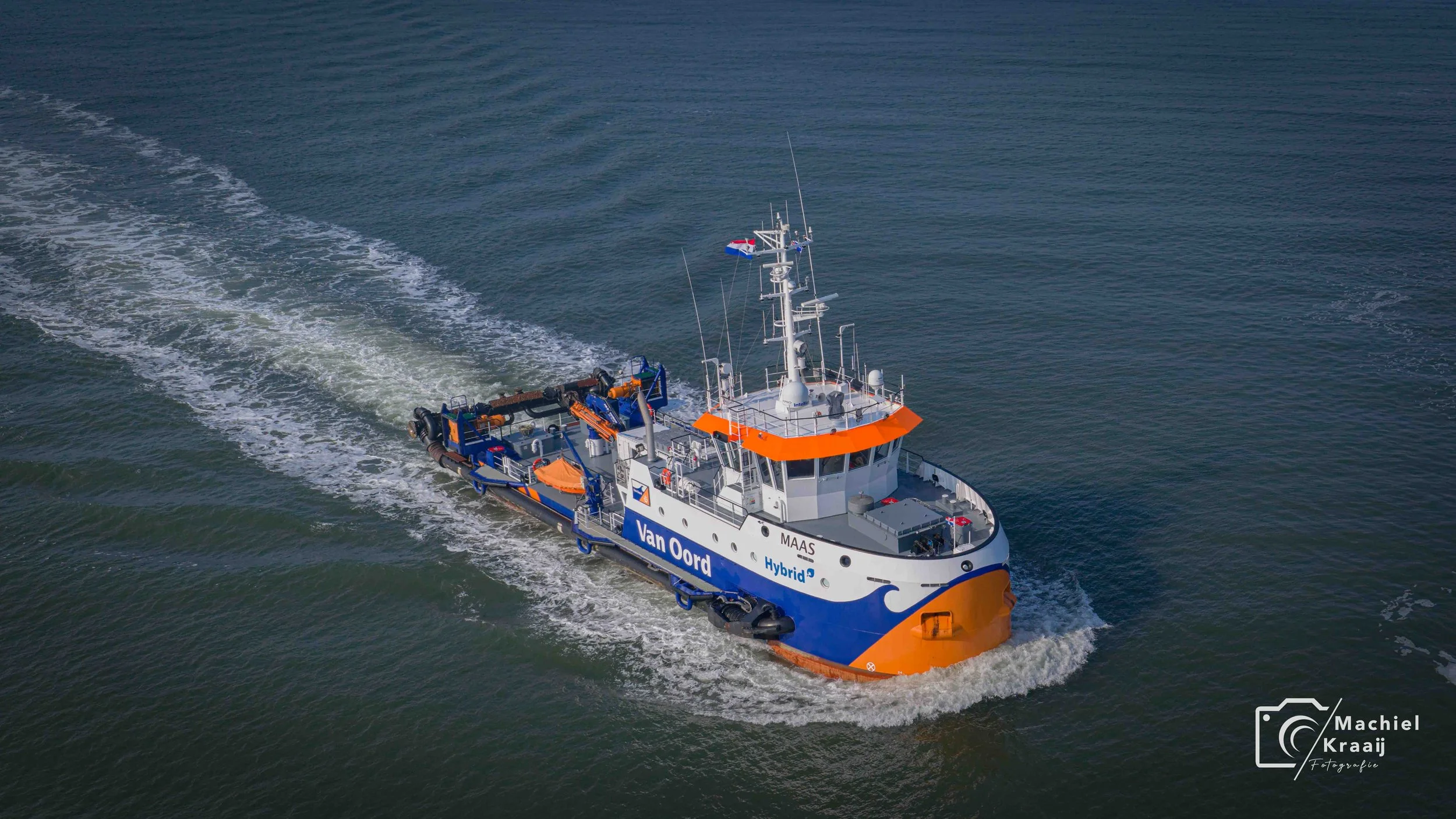 De Maas van Van Oord tussen de pieren 04-03-2026.