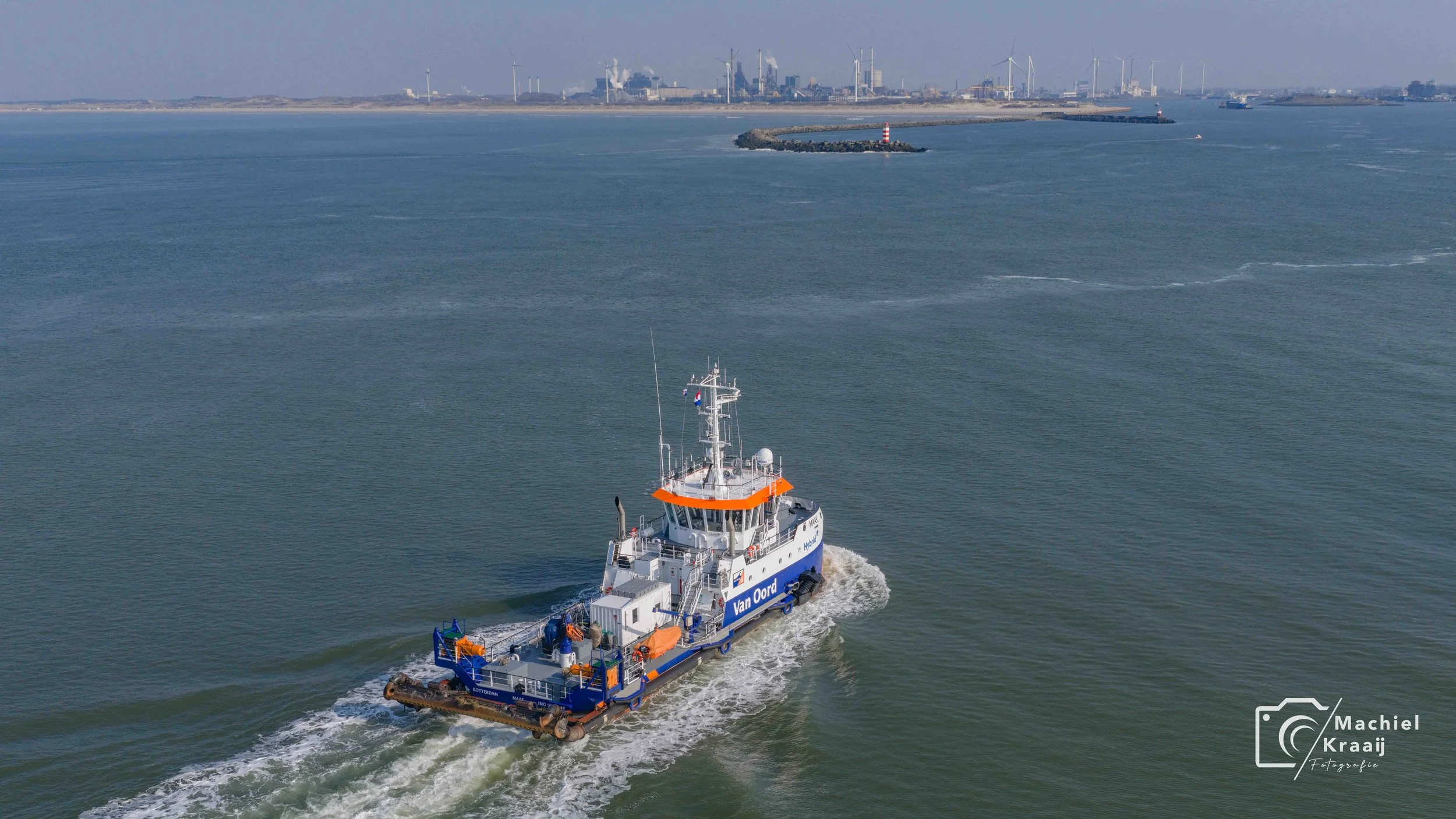 De Maas van Van Oord tussen de pieren 04-03-2026.