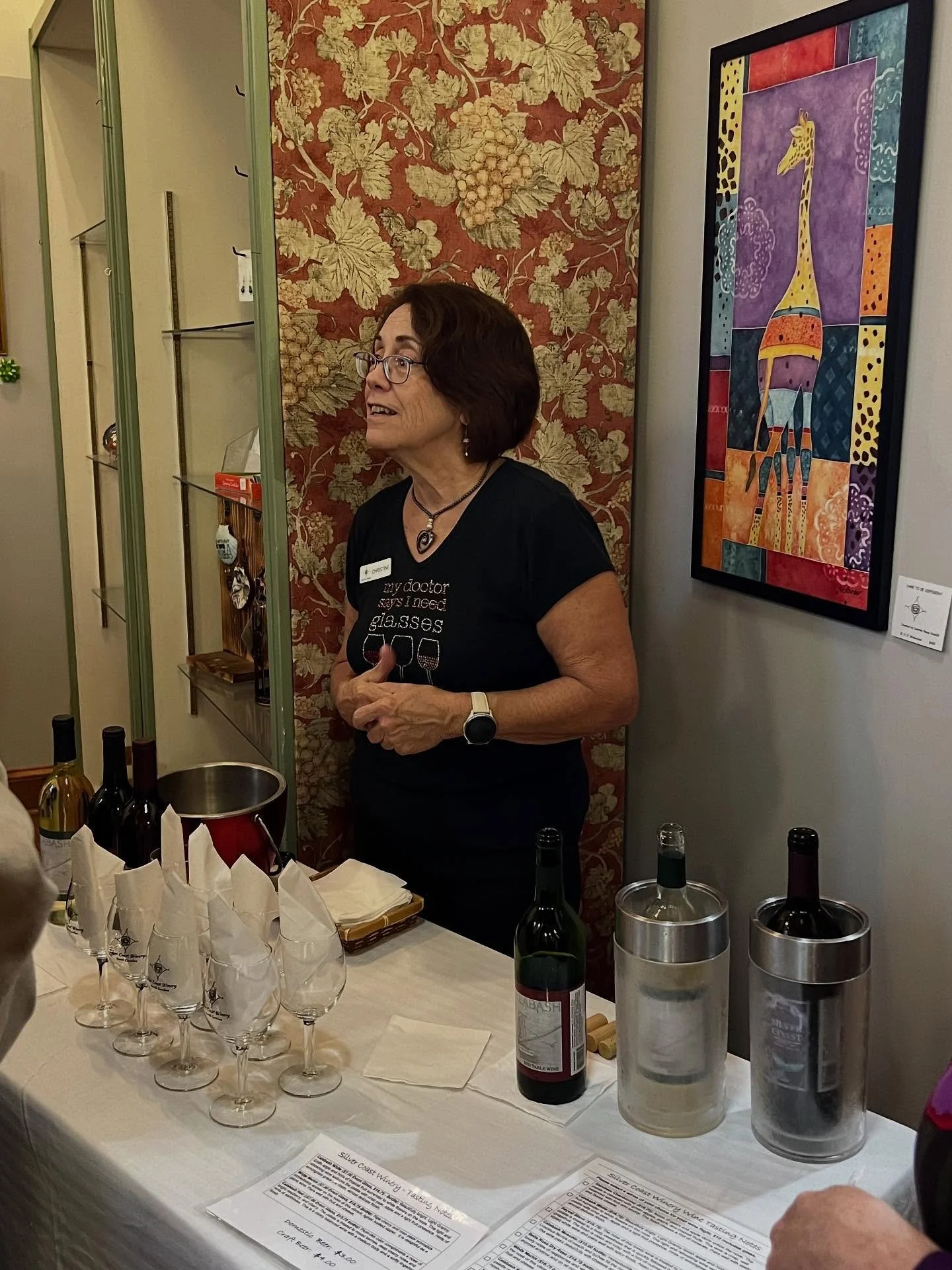 My giraffe painting got a lot of attention at the art reception on Monday night, with the wine tasting station right in front of it 🥰 🍷🦒