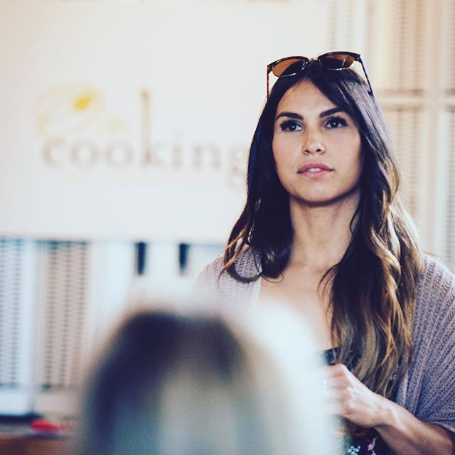 This is me teaching a Buddha bowl making class at the @banffyogafestival.🥗
.
It was such a hit and themed around take away tips to make eating healthier a little easier. Exactly what my company is all about. 
Prep is key! Blast some tunes and get pr
