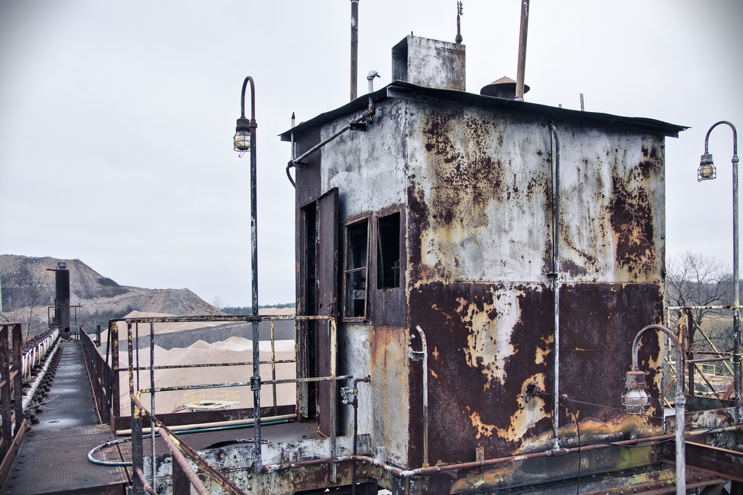 Control shed atop the collecting main.