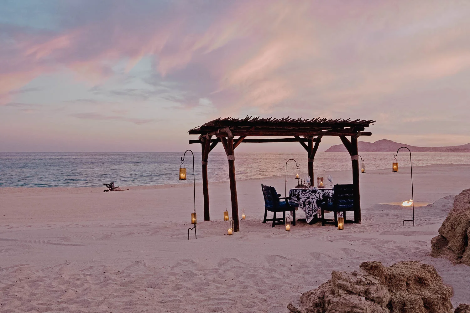 H0HLO_27628486_BeachDinner.jpg