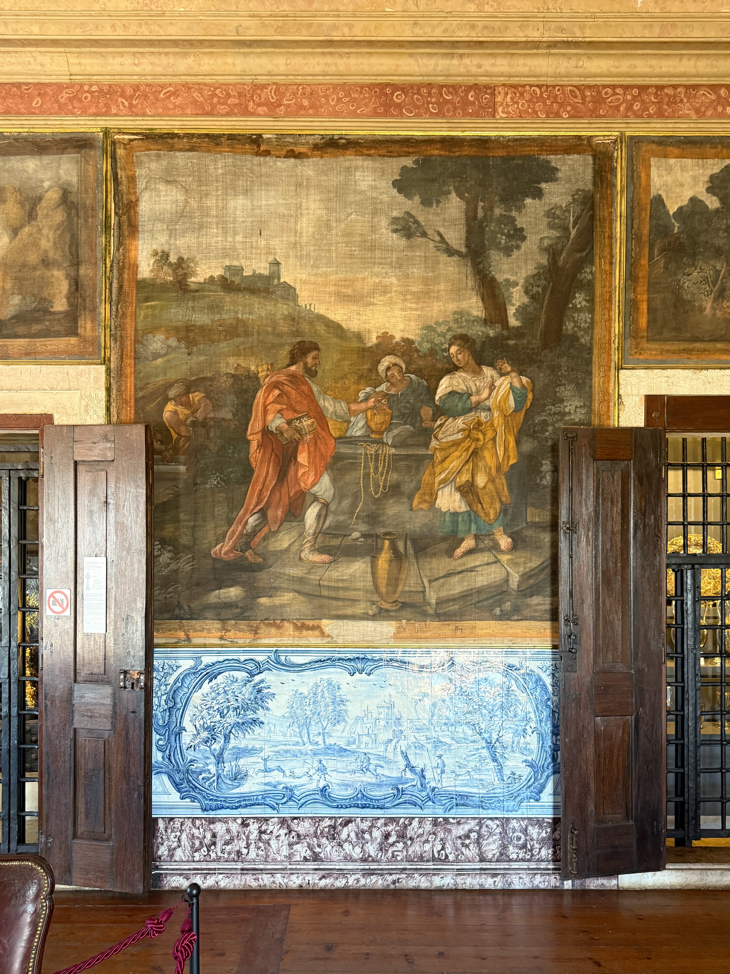 This painting depicts a scene from the Book of Genesis: Eliezer meeting Rebecca at the well, at the Lisbon Cathedral