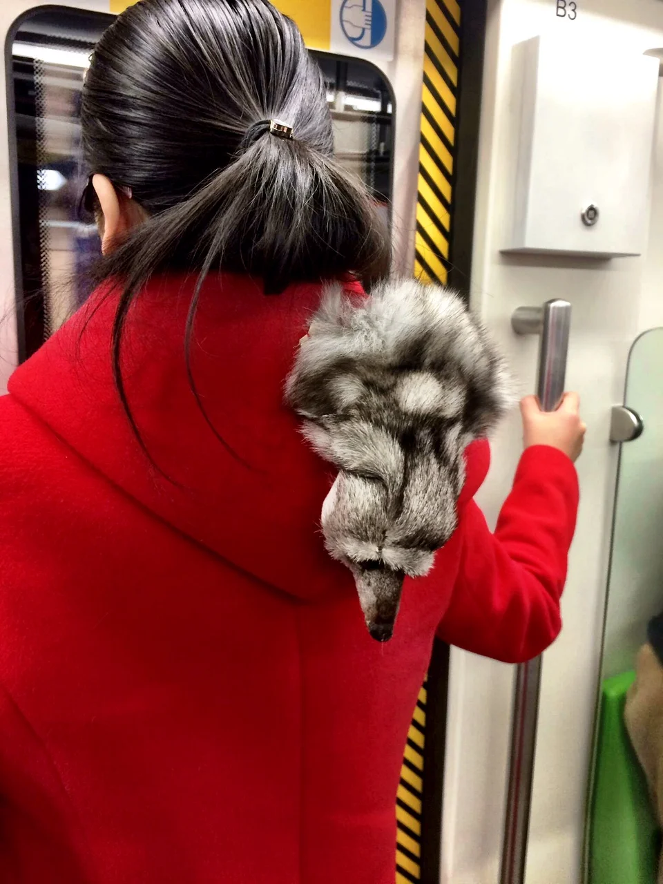  Fashion on the Beijing subway 