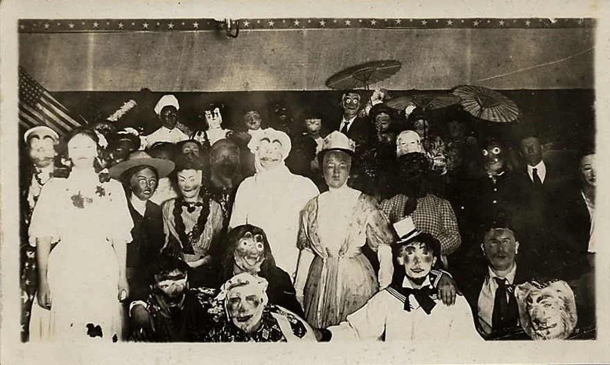21 Vintage Halloween Photos That Are So Creepy They'll Give You Nightmares