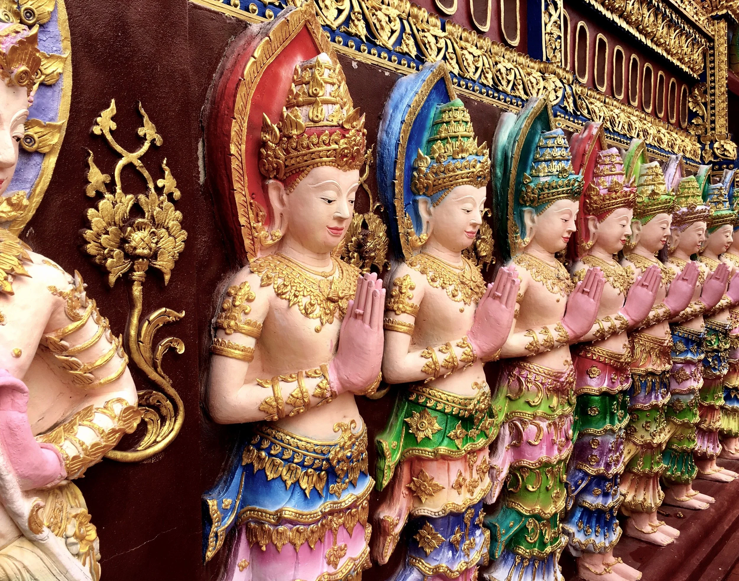 All the single ladies line the side of the viharn