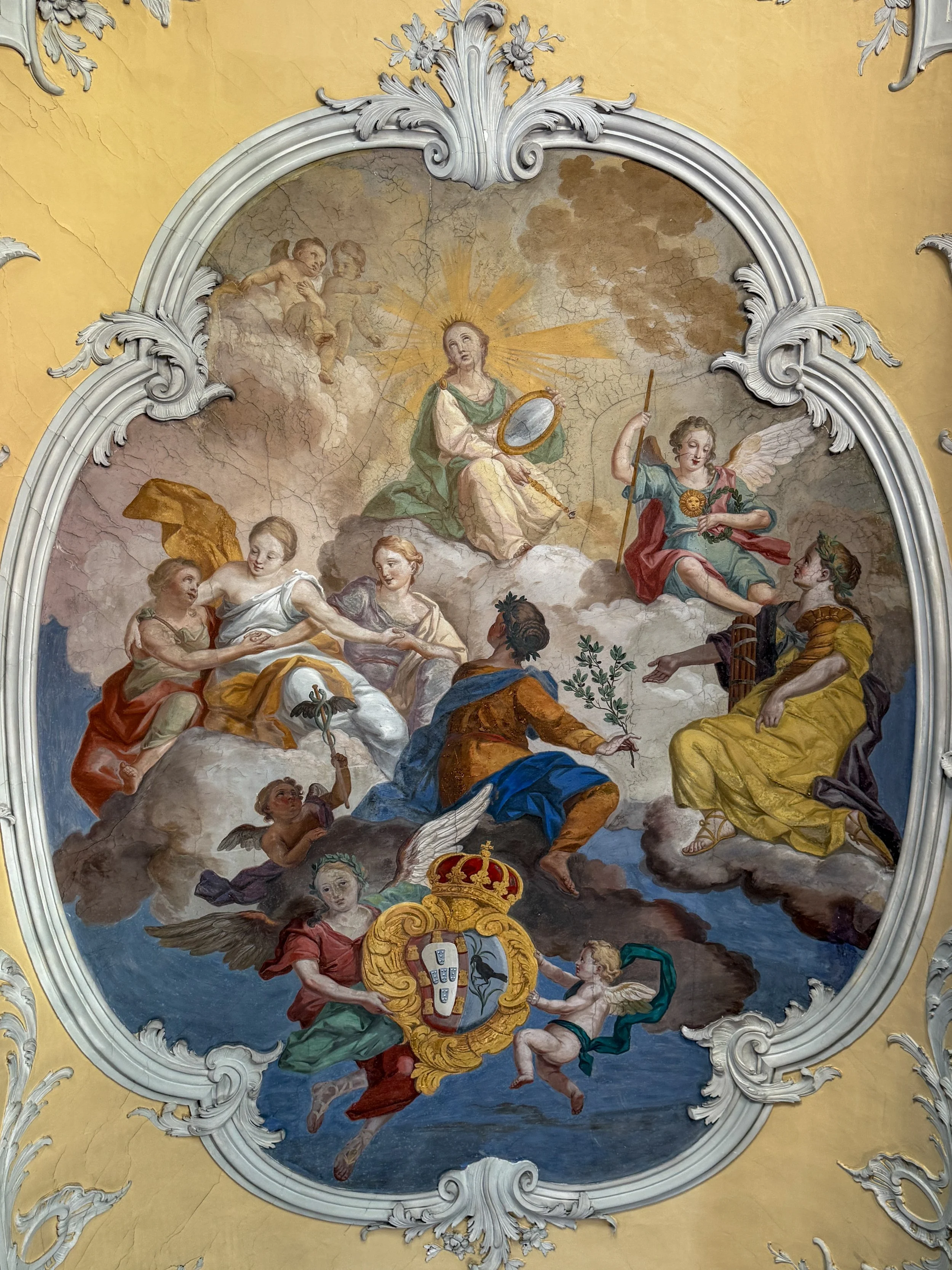 The fresco above the center of the Chapter House depicts a scene of the allegorical figures of Prudence, Peace, Victory and Justice at the Lisbon Cathedral