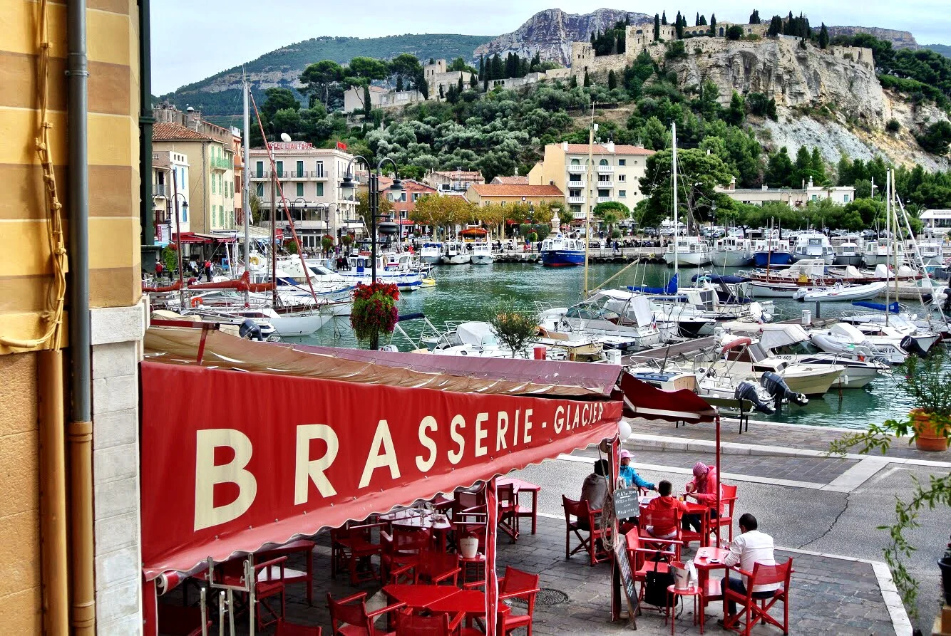 Food, drink and shopping in a pretty Provençal port town
