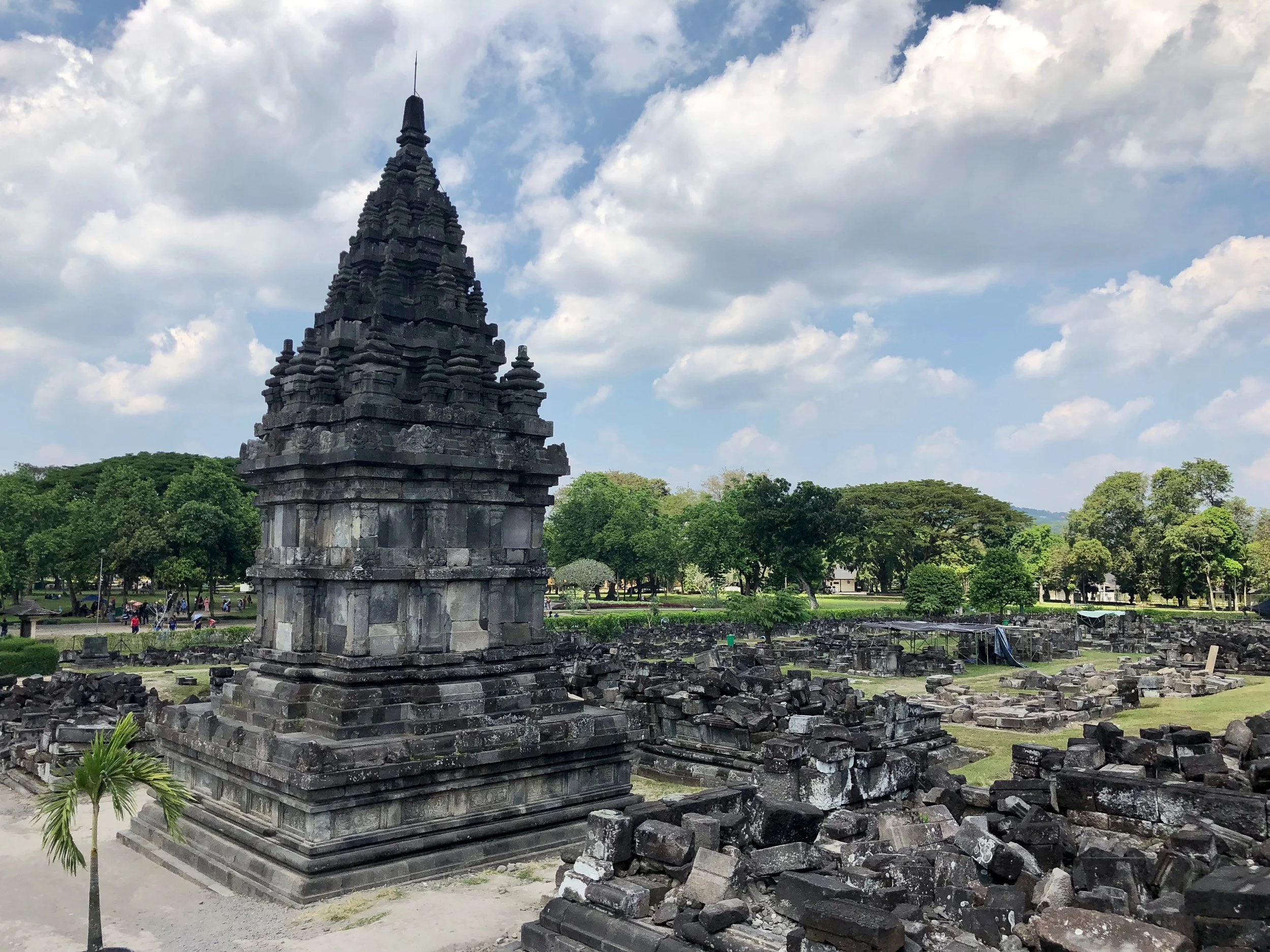 The small structures out front are called pewara, or “ladies-in-waiting”