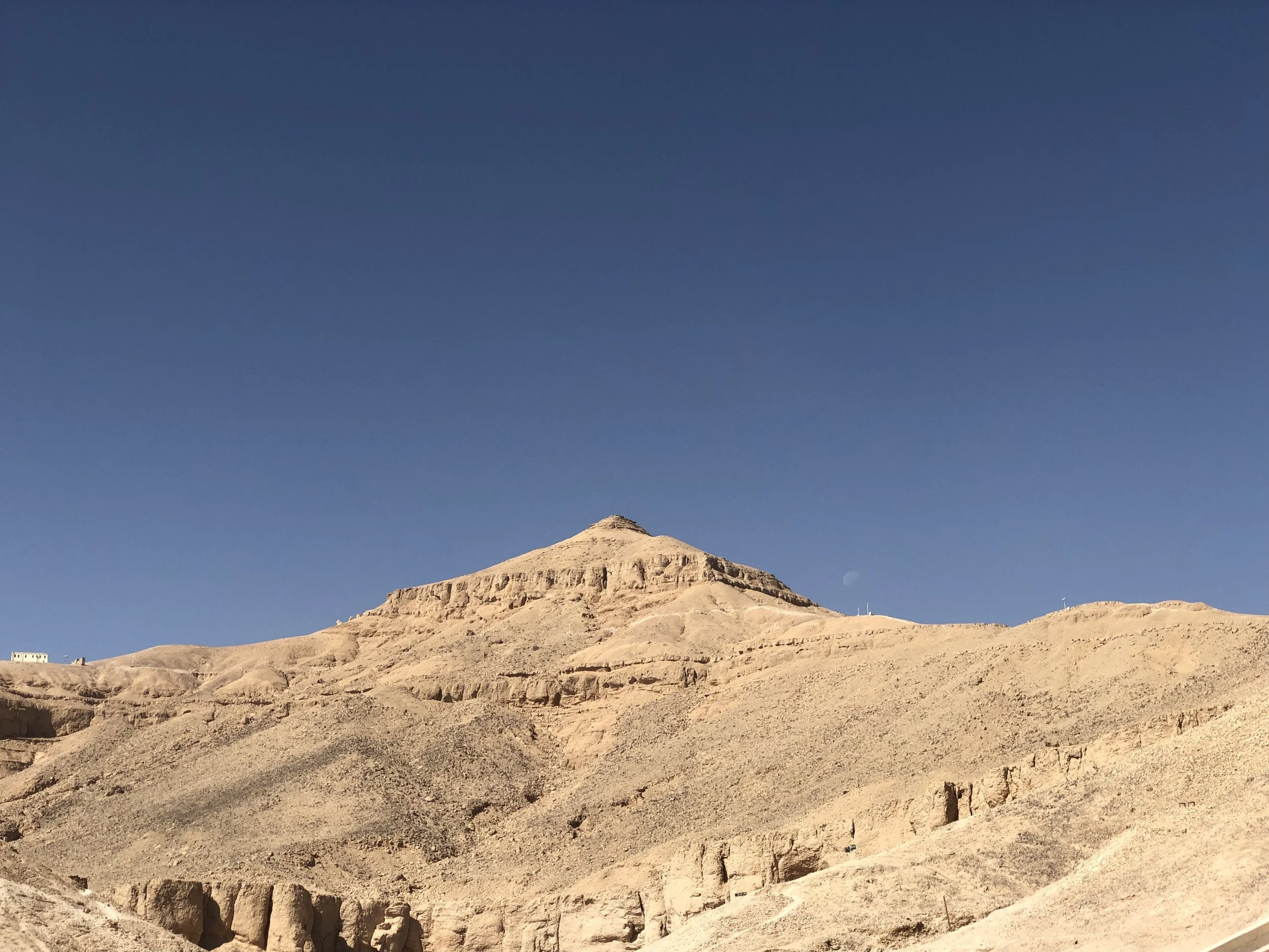 The site was chosen in part because its tip, the peak of El Qurn, resembled a pyramid
