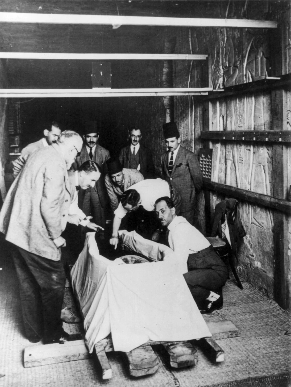 Carter, who discovered Tut’s tomb, unveils the mummy in 1925