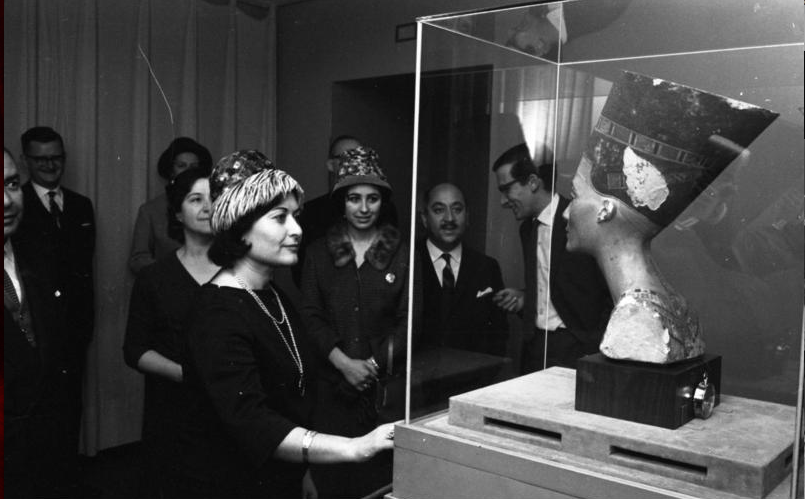 If you want to see the bust of Nefertiti, you’ll have to go to Berlin, as these visitors from 1963 did