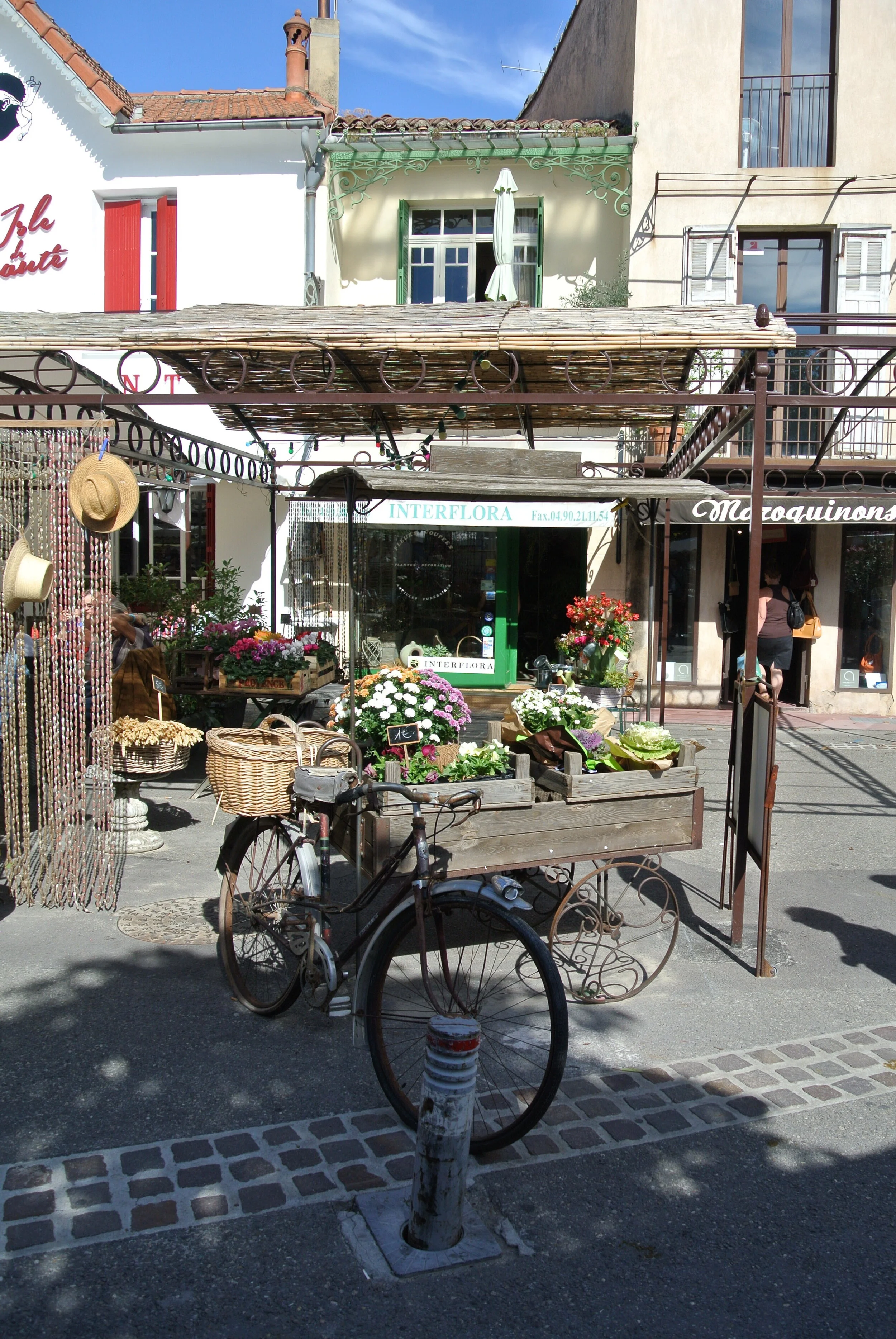 Pretty much everywhere you look in Provence is stinkin’ cute, like this small square.