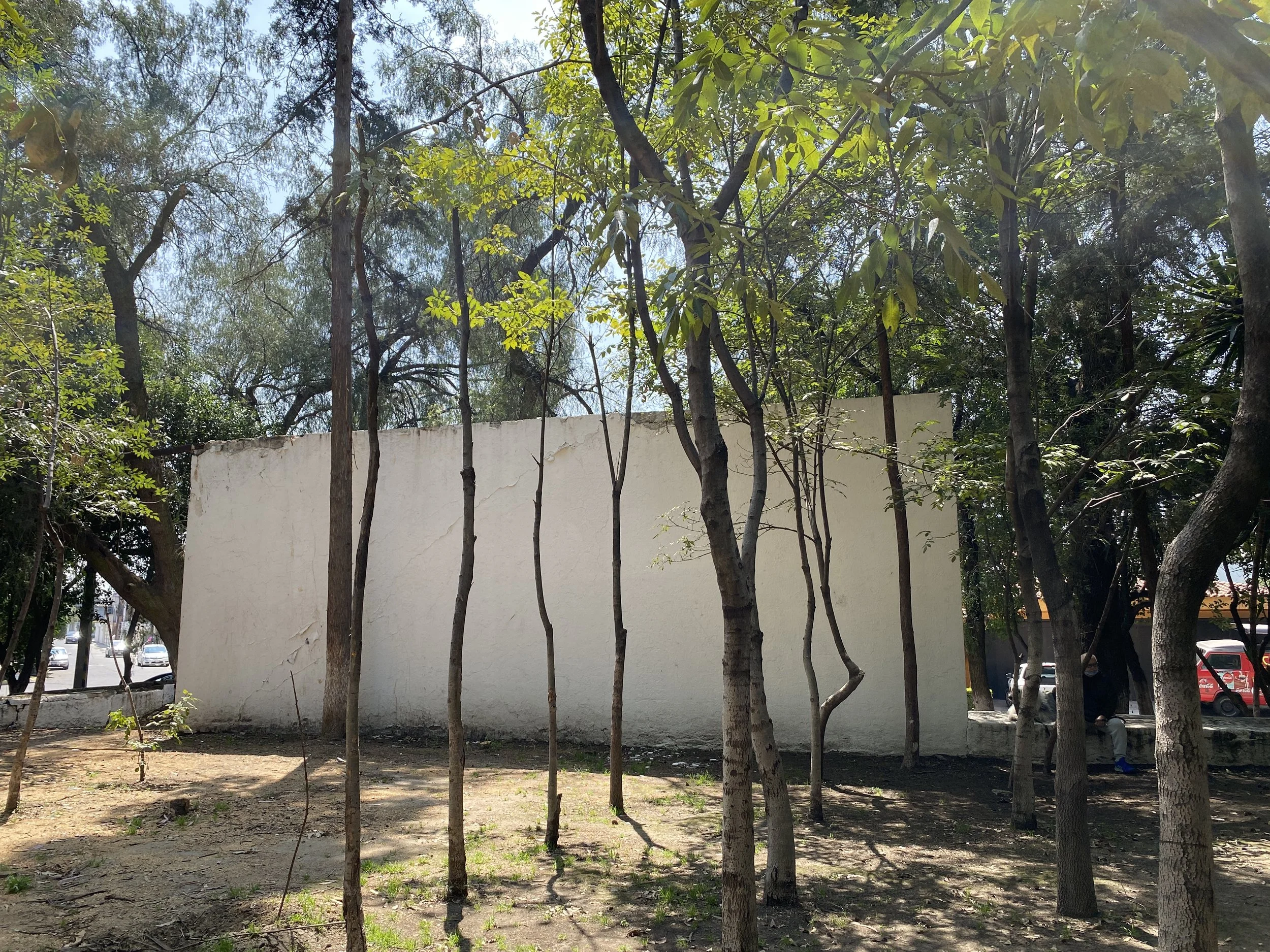 White wall by Barragán at Parque Los Bebederos