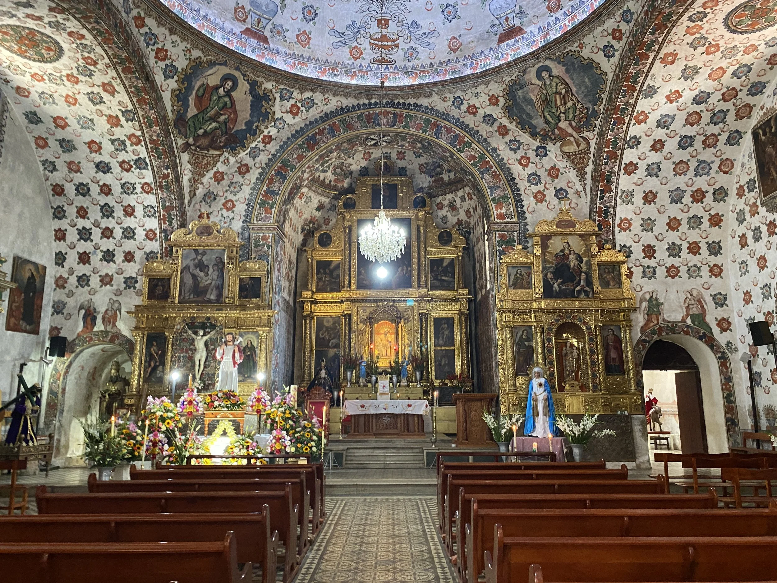 Gilded main altar and painted walls at Iglesia de San Jerónimo Tlacochahuaya