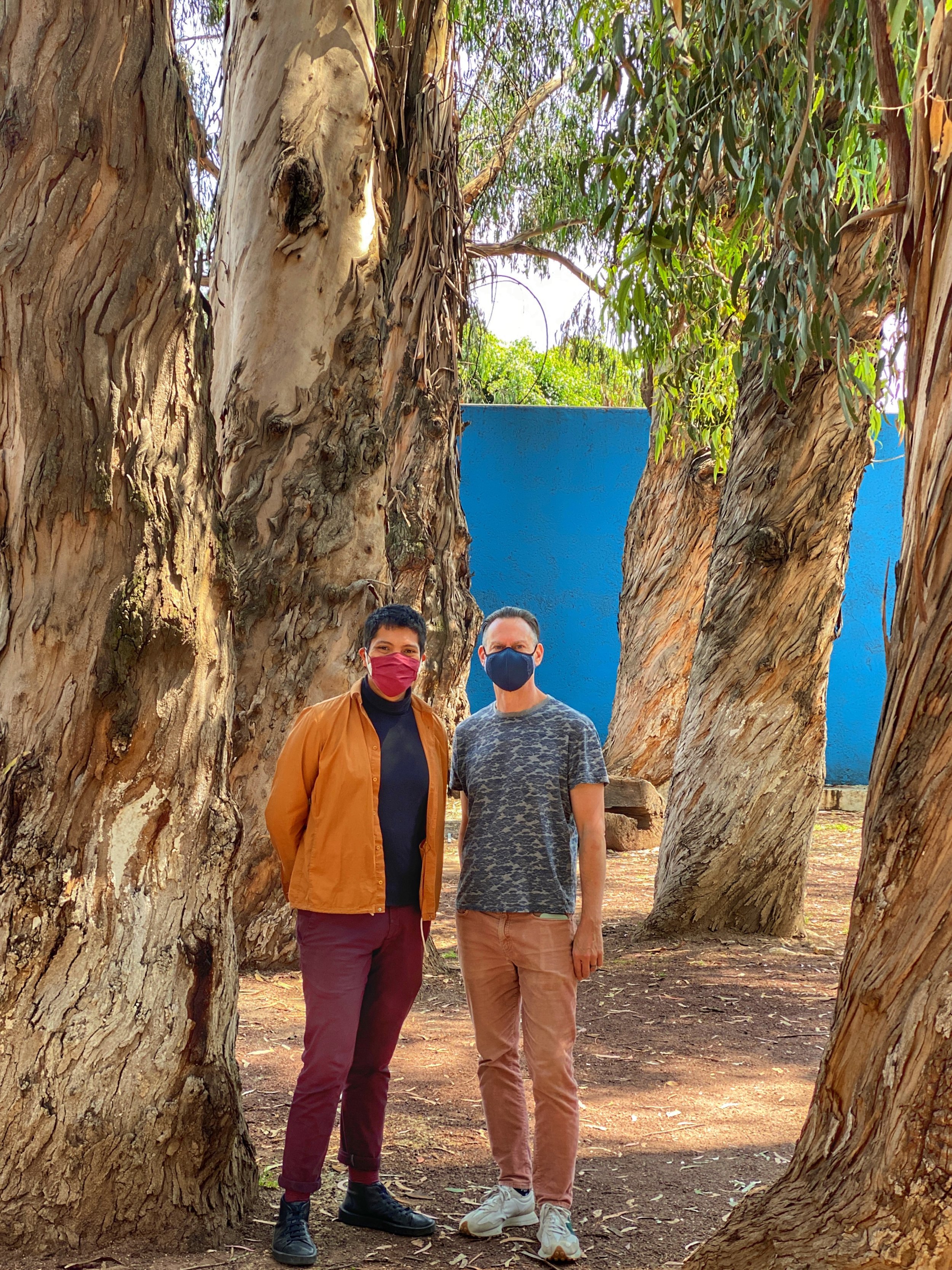Two men among trees at Parque Los Bebederos