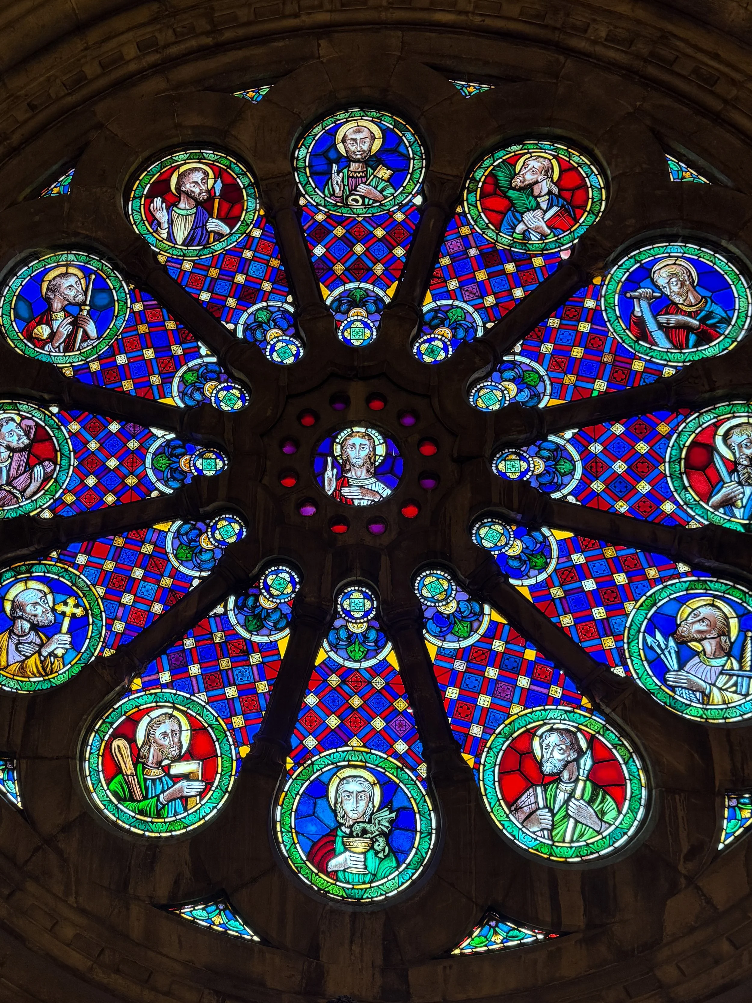 The rose window at the Sé de Lisboa featuring a central image of Jesus, surrounded by the 12 Apostles