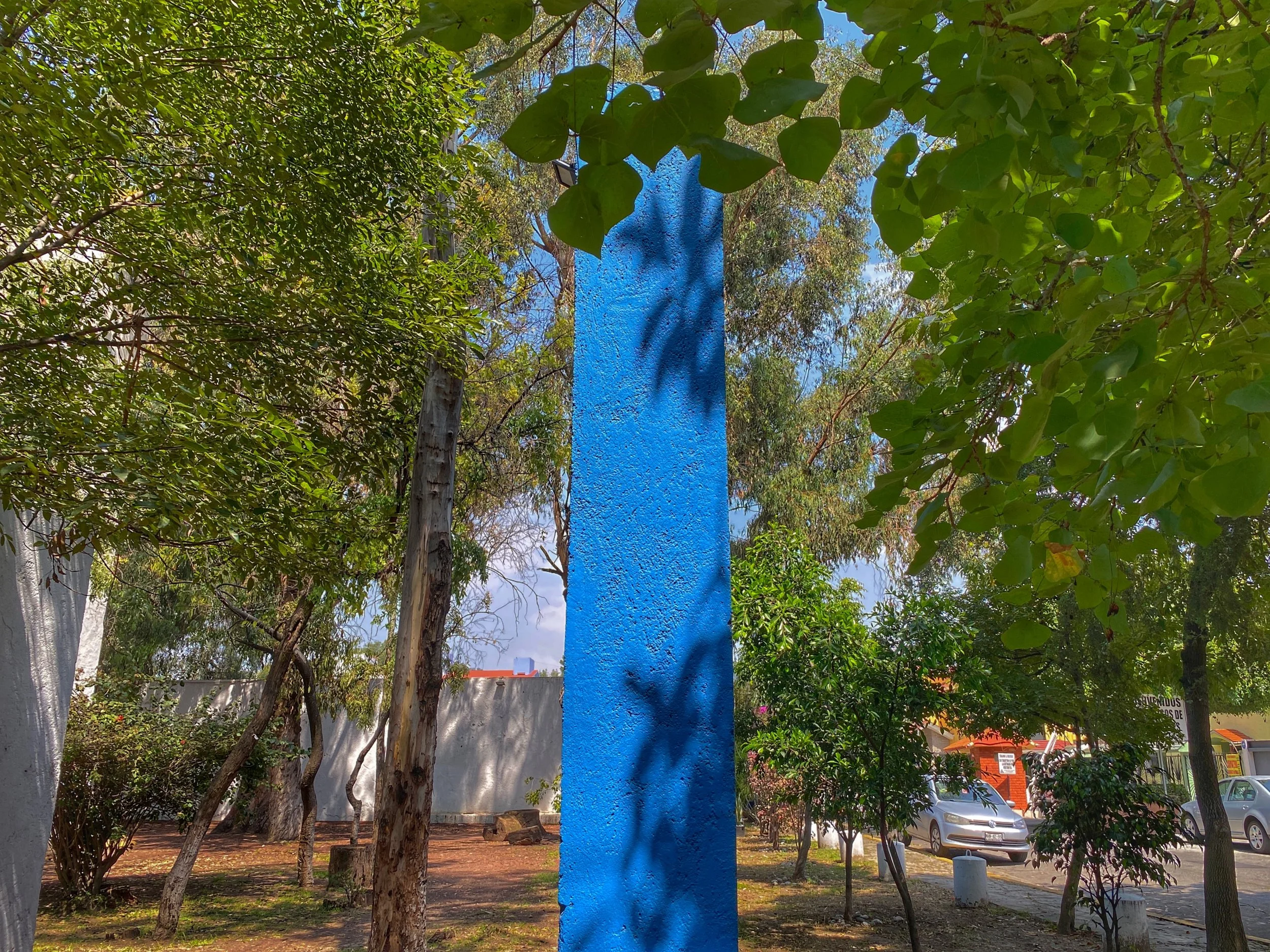 blue wall in Plaza del Bebedero