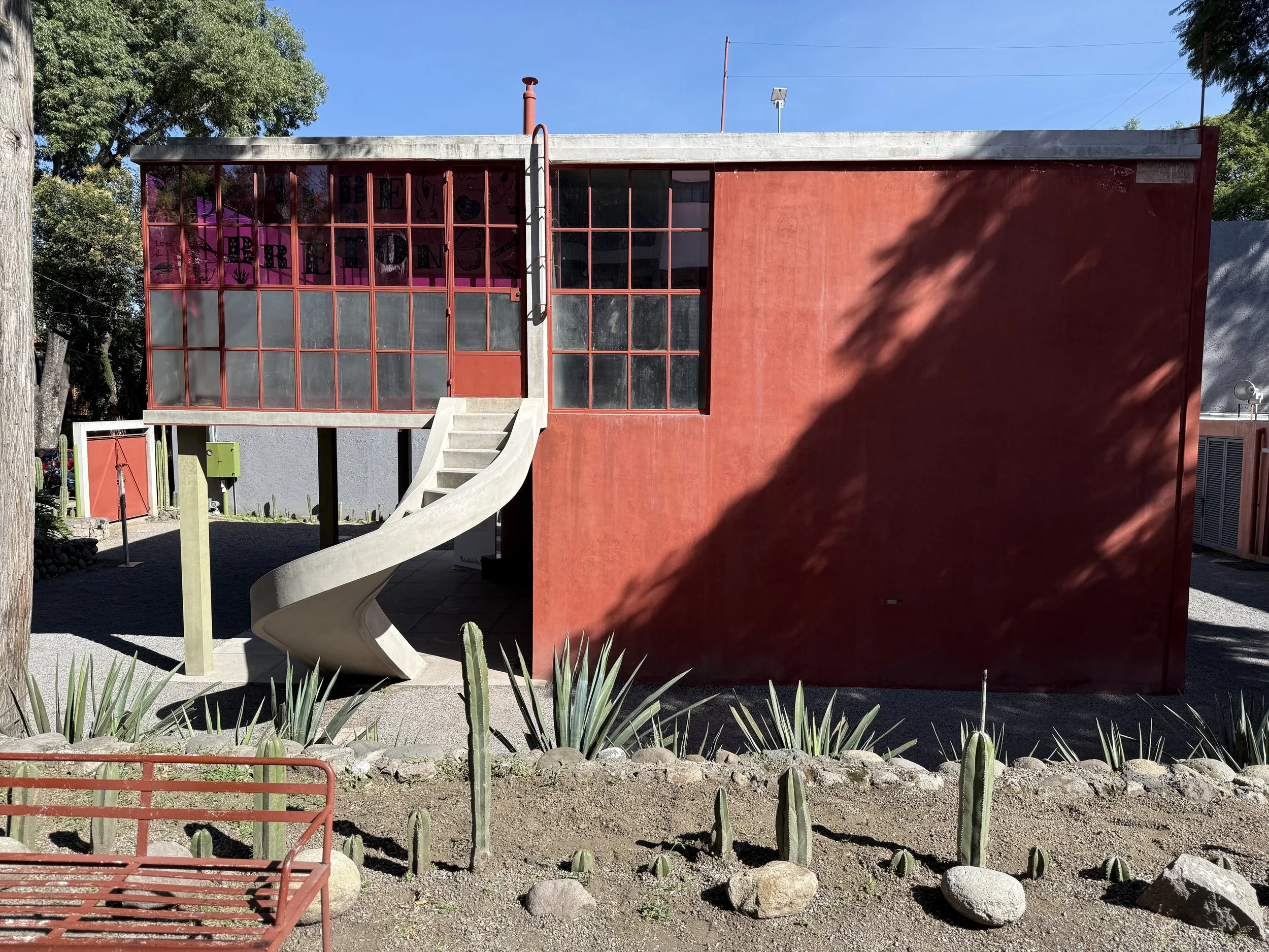 Side view of the brick red Cecil O'Gorman House in CDMX