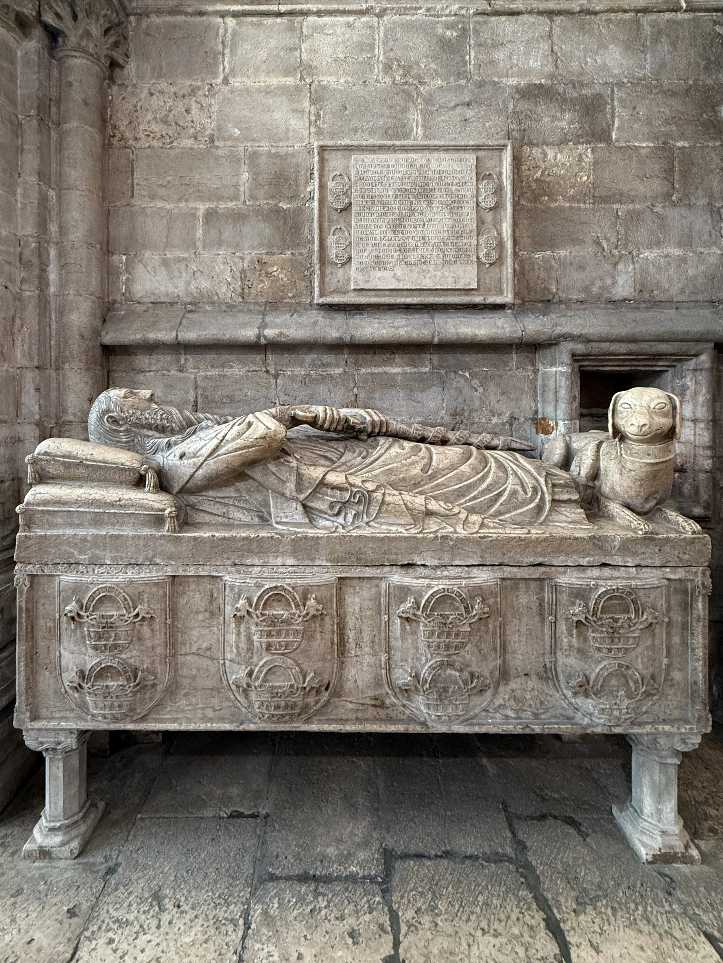 The effigy of Lopo Fernandes Pacheco portrays him as a dignified noble knight, his long, well-groomed beard emphasizing status, maturity and authority