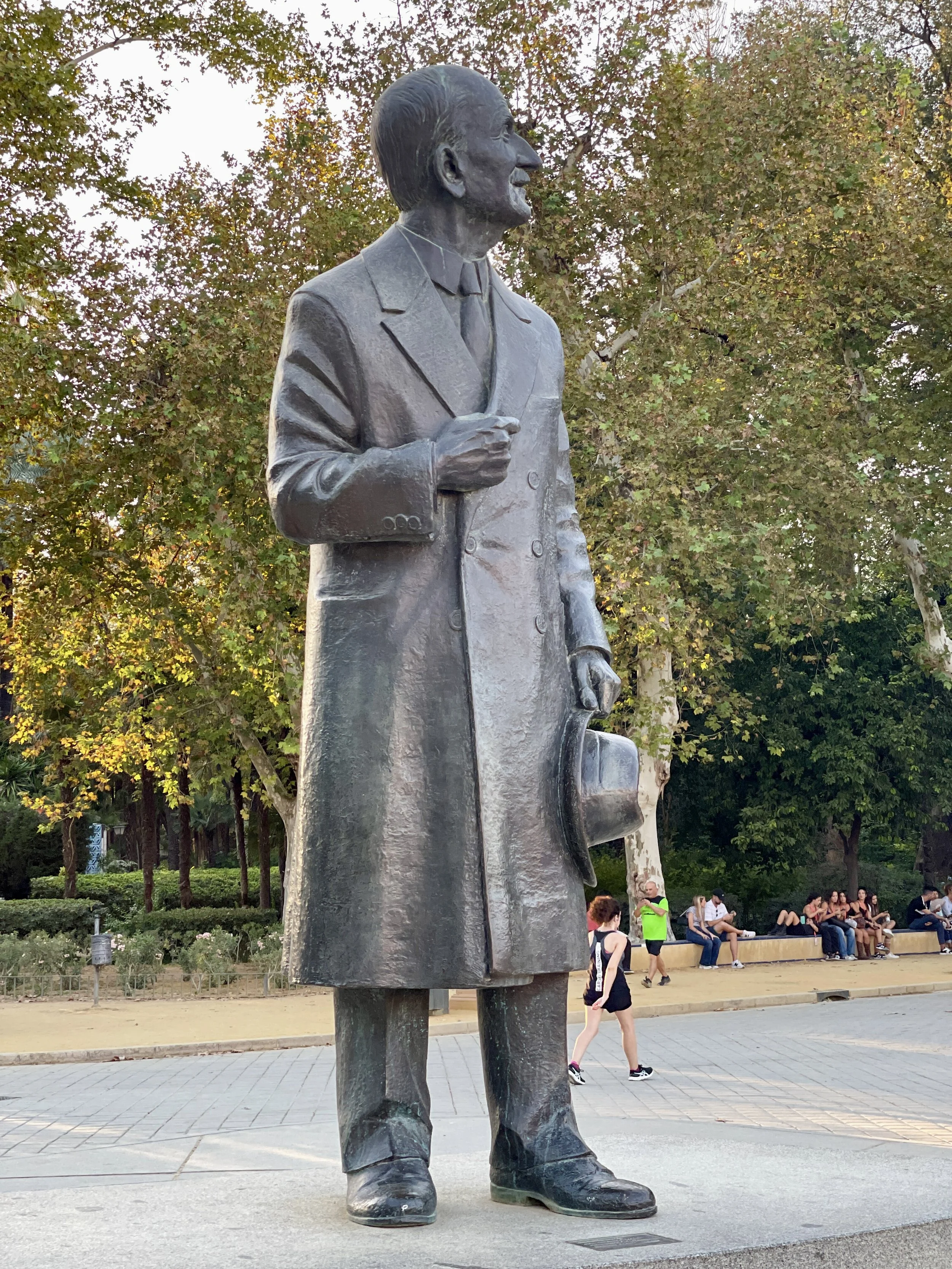 Statue of Aníbal González Álvarez-Ossorio in the Plaza de España