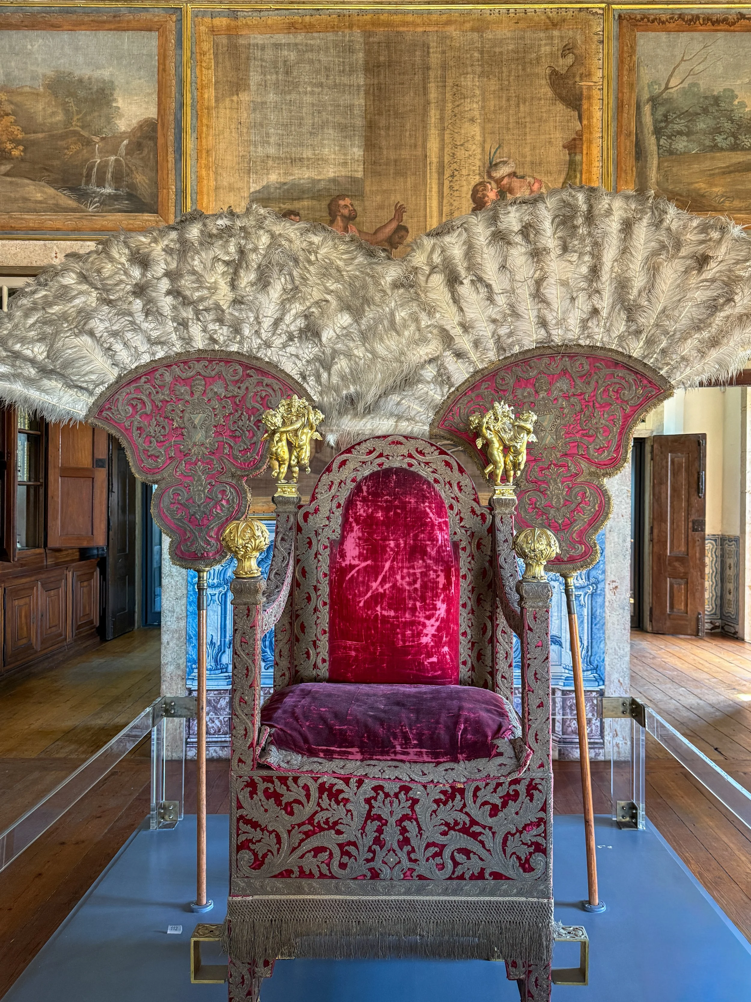 Among the treasures of the Sé de Lisboa is a ceremonial sedia gestoria, a richly adorned, portable throne once used in processions by the Patriarch of Lisbon