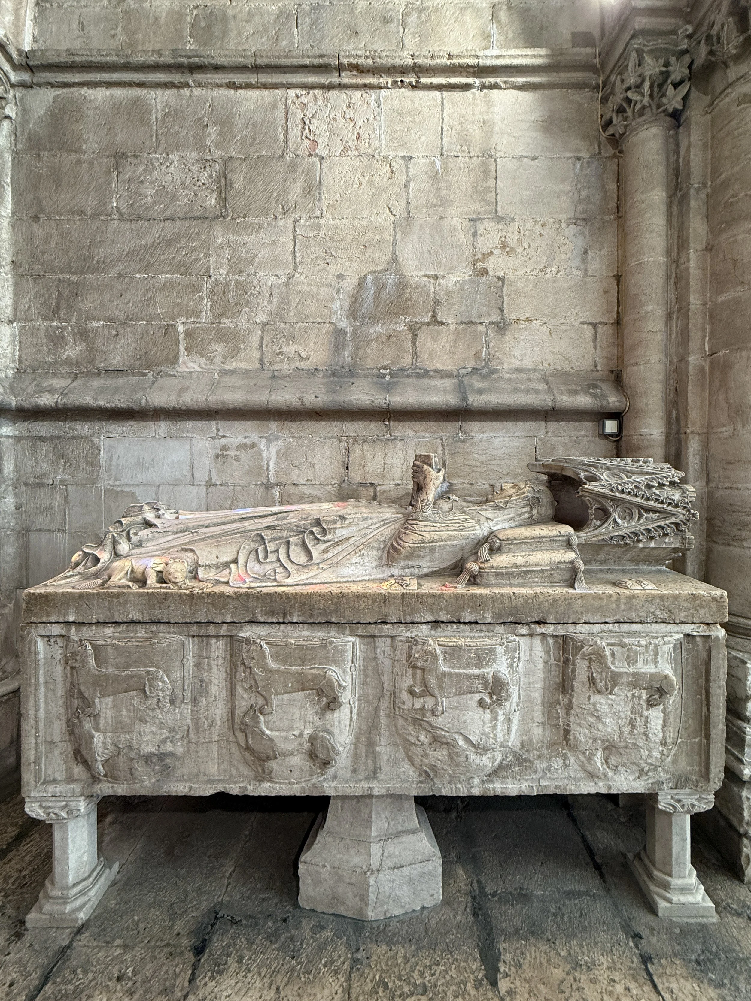 The sepulcher of Maria de Villalobos depicts her recumbent effigy reading from a book of hours at the Lisbon Cathedral