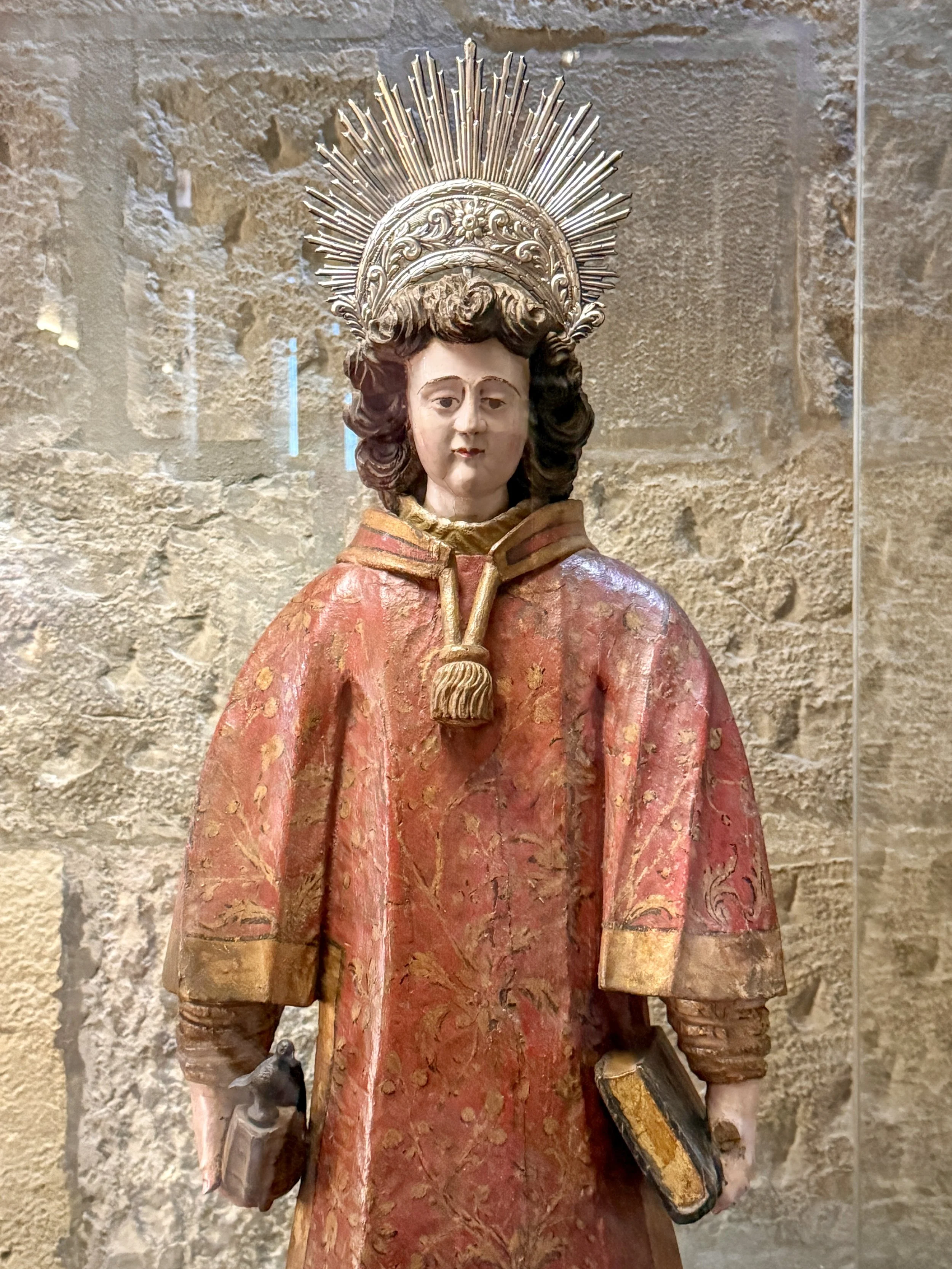 A statue of Saint Vincent of Zaragoza in a red robe, holding a book