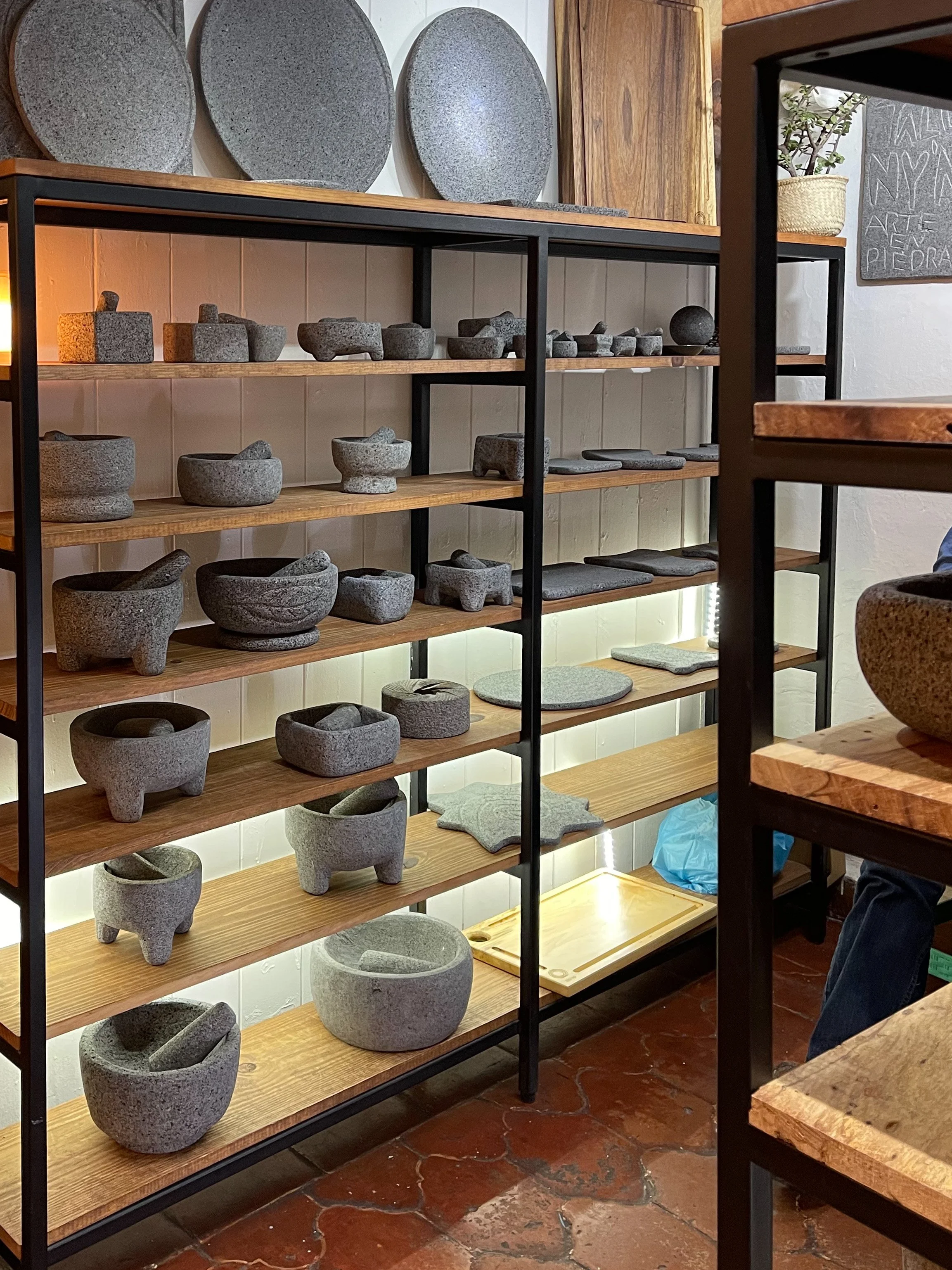 Volcanic rock pottery at the Bazar Sábado