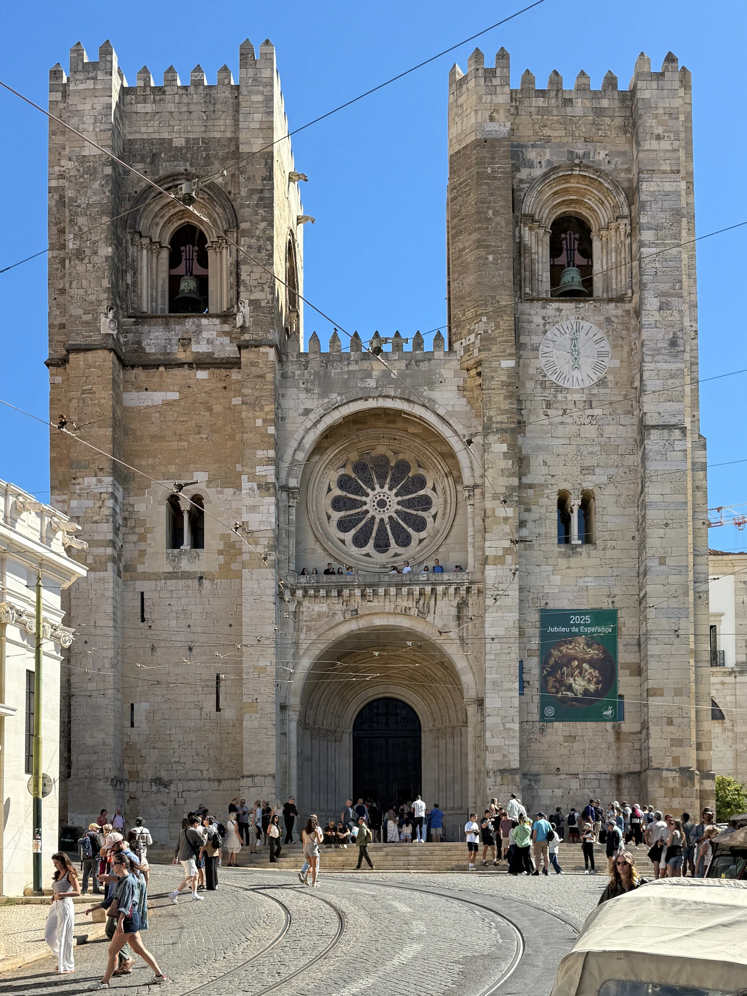 Facade of the Sé de Lisboa with tourists out front