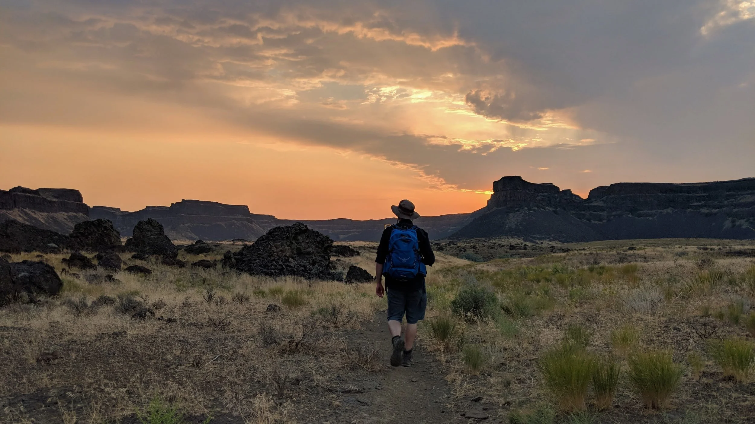 An early sunrise hike on Umatilla Rock Trail